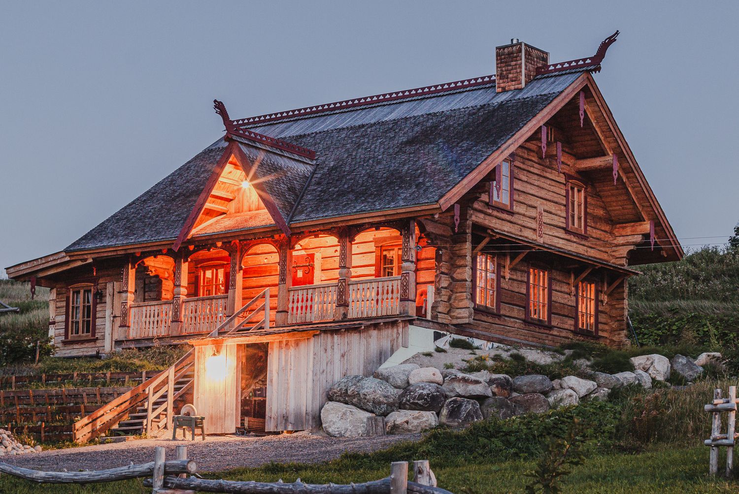 Photographie architecturale d’une maison en bois de style viking au crépuscule, par Mathieu Breton.