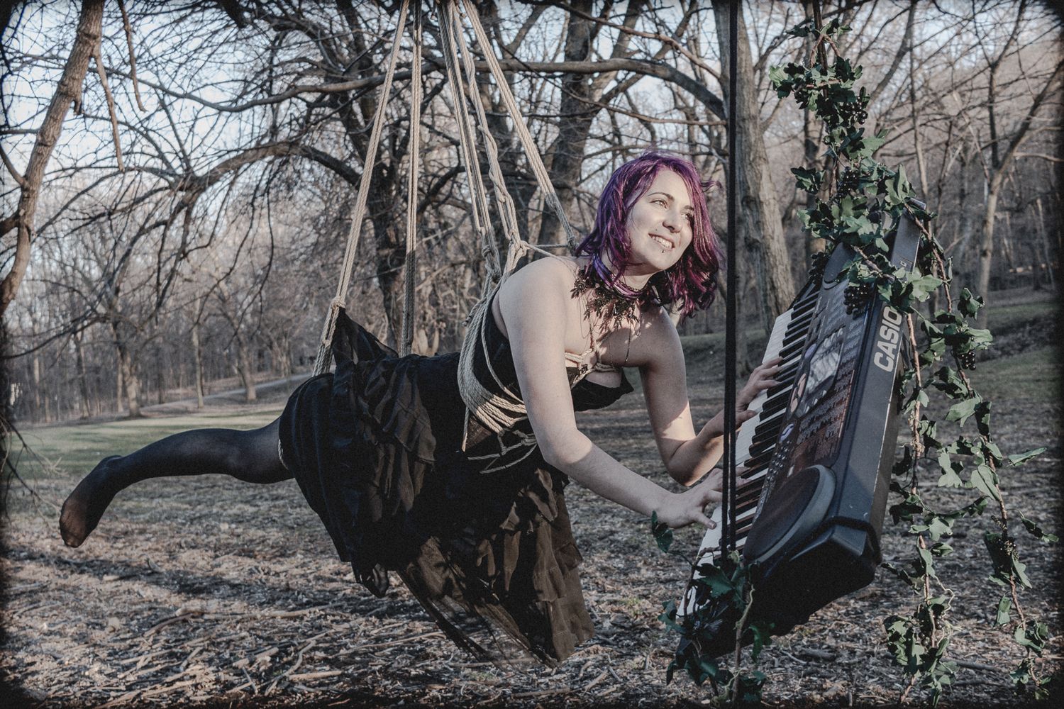 Photographie artistique par Mathieu Breton à La Gaude : portrait d’une femme en extérieur avec un piano dans un décor naturel.