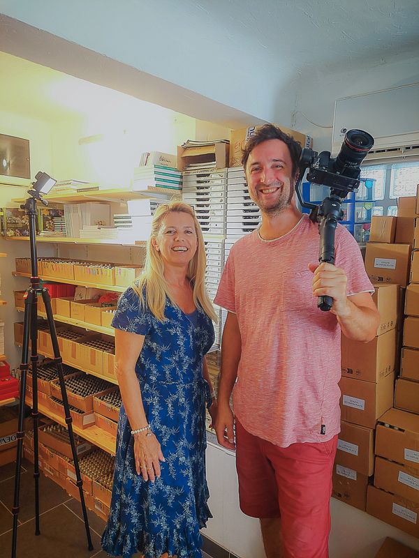 Photographie de tournage en intérieur, avec Virginie et Mathieu Breton tenant une caméra professionnelle.