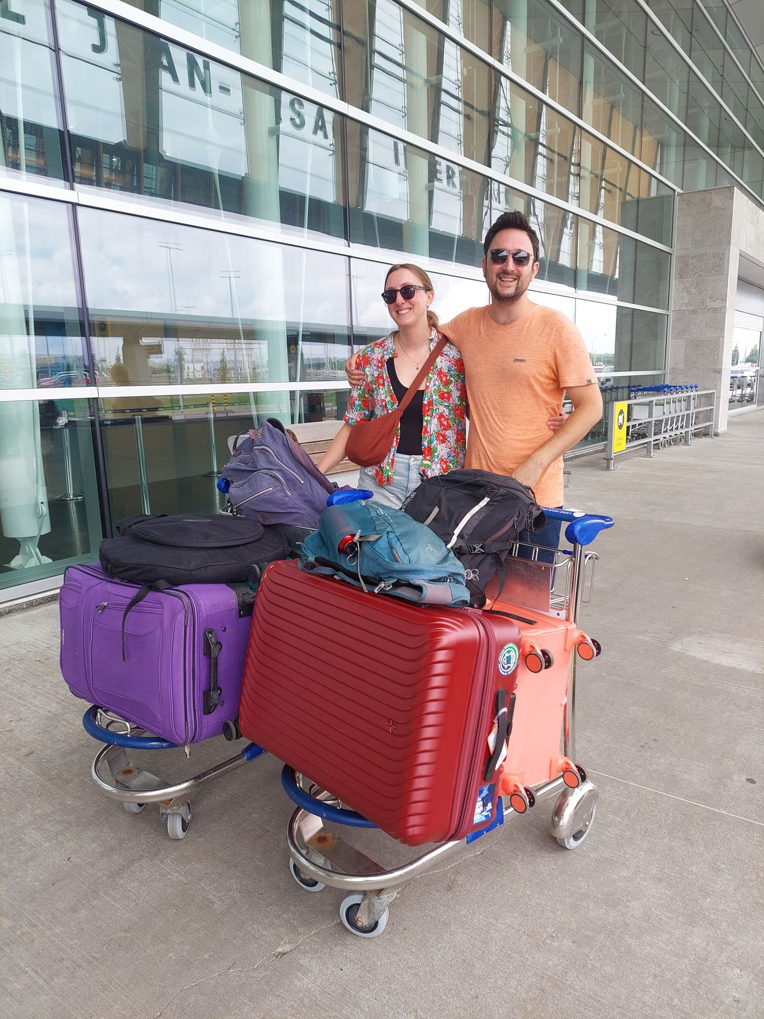 Photographie de Mathieu Breton avec bagages à l’aéroport de Montréal, prêt à voyager.