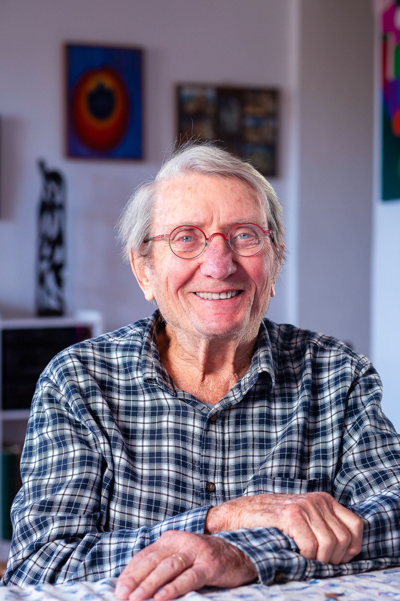 Portrait de Daniel Fillod, pris par Mathieu Breton, photographe à La Gaude, dans un cadre intérieur lumineux.