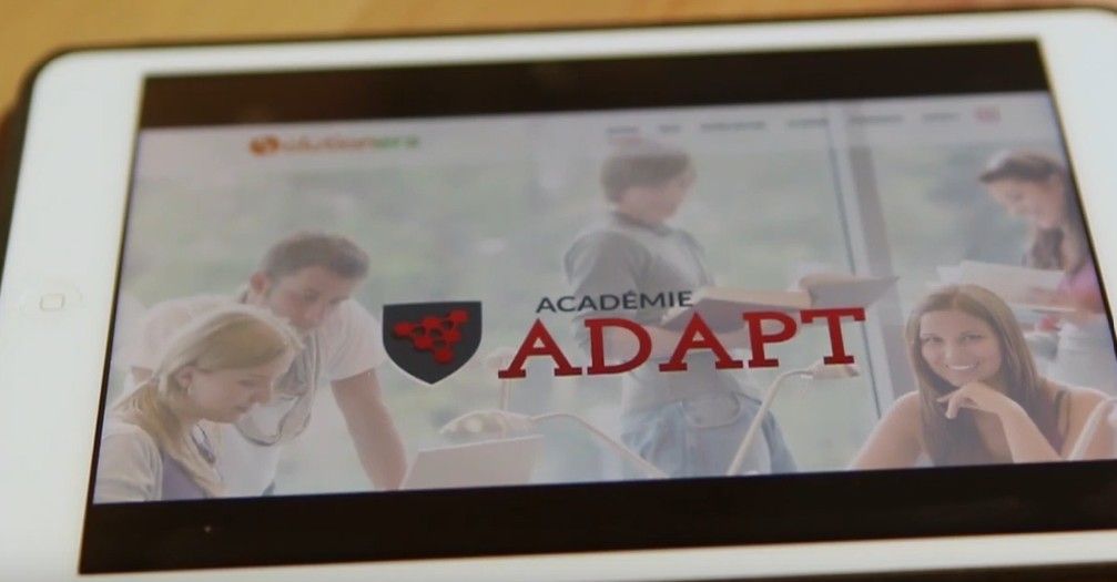 Photographie d’entreprise captée par Mathieu Breton, écran de tablette affichant “Académie Adapt”.