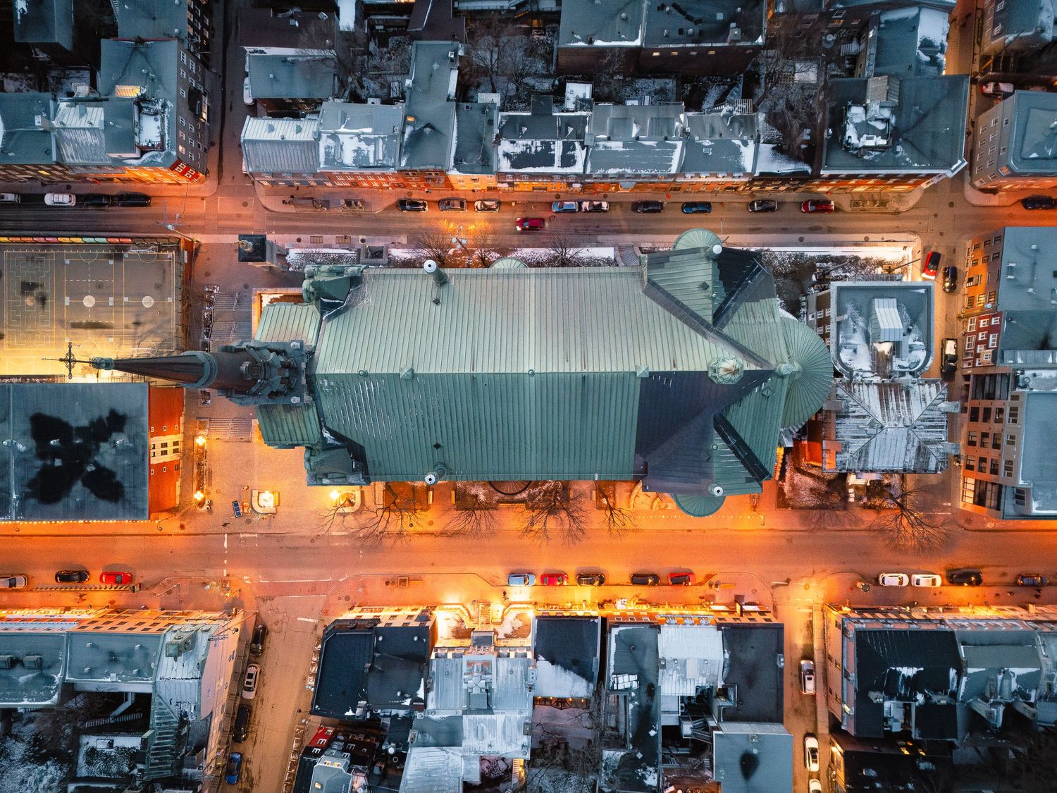 Photo aérienne d’une église au carrefour illuminé au crépuscule, prise par le photographe Mathieu Breton à La Gaude.