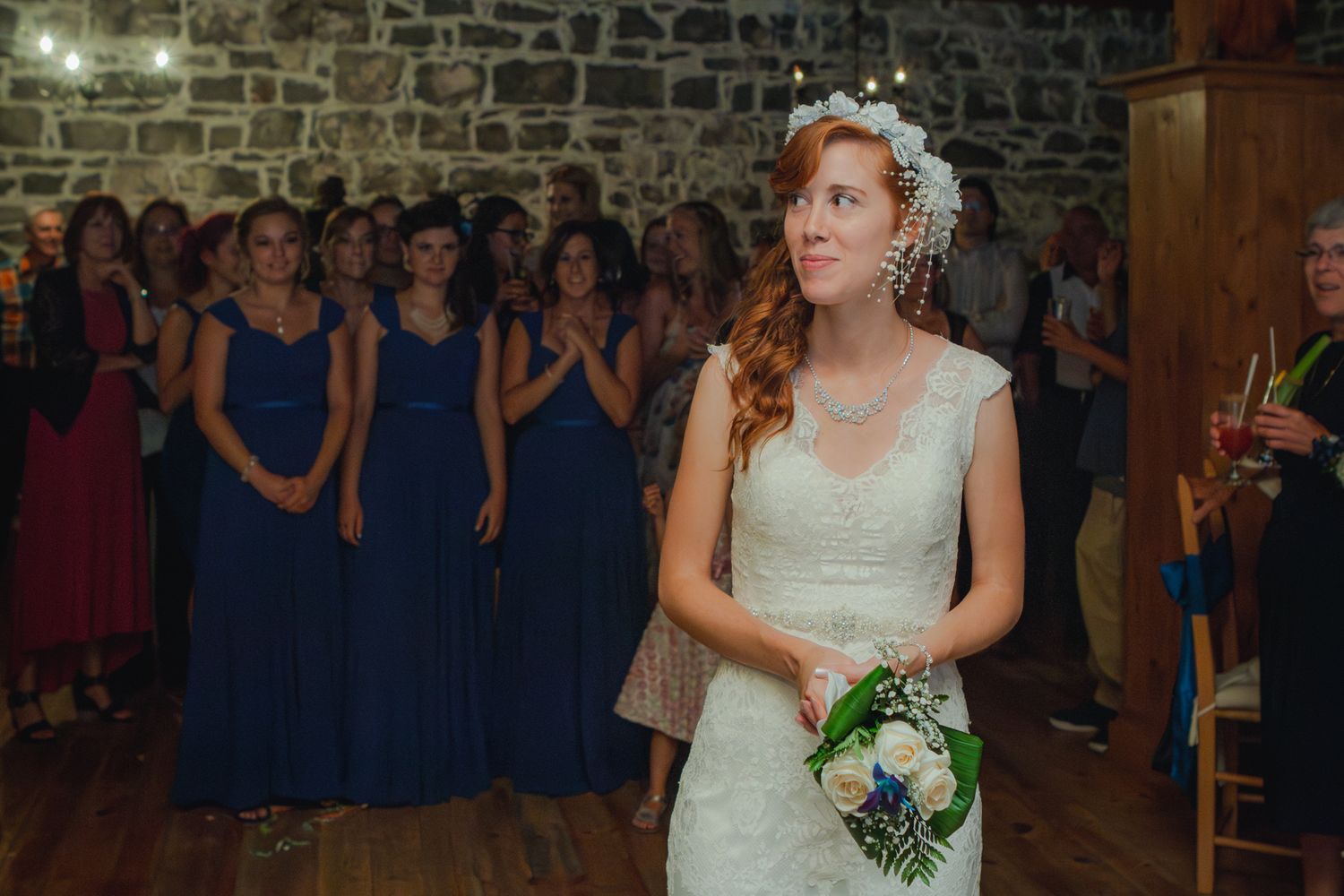 Photographie de mariage par Mathieu Breton : la mariée Jessica tenant un bouquet avant le lancer.
