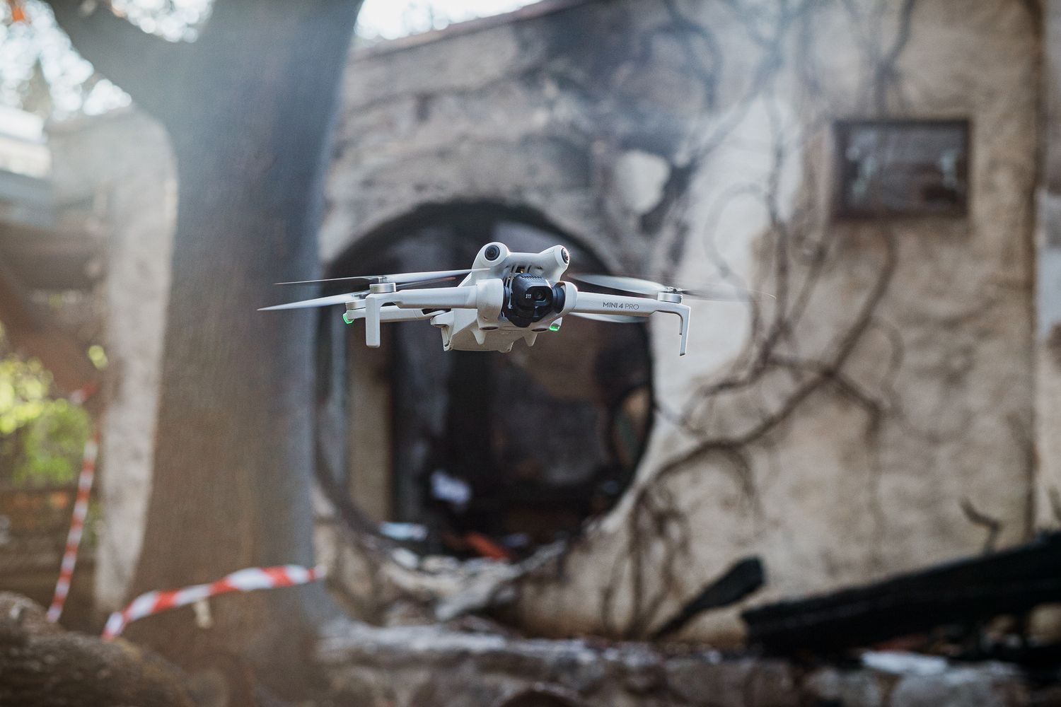 Photo d’actualité par Mathieu Breton : drone devant une maison incendiée.