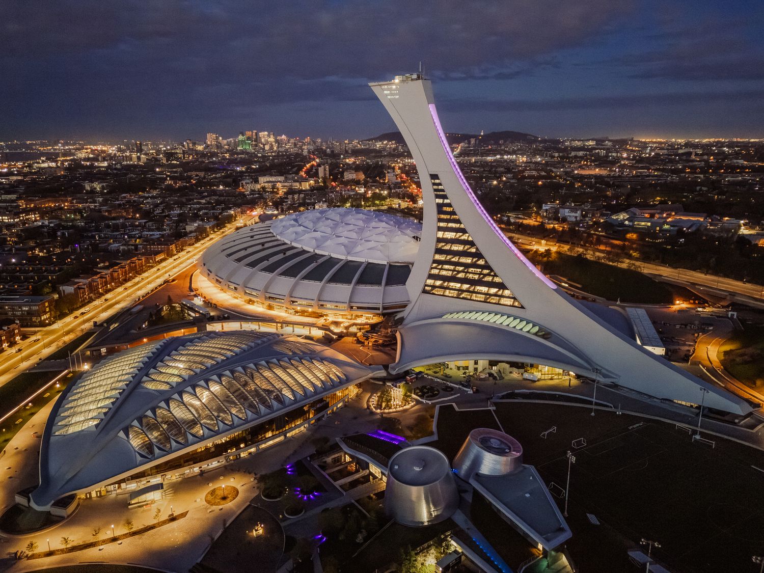 Photographie aérienne nocturne du Stade olympique de Montréal, réalisée par le photographe Mathieu Breton.