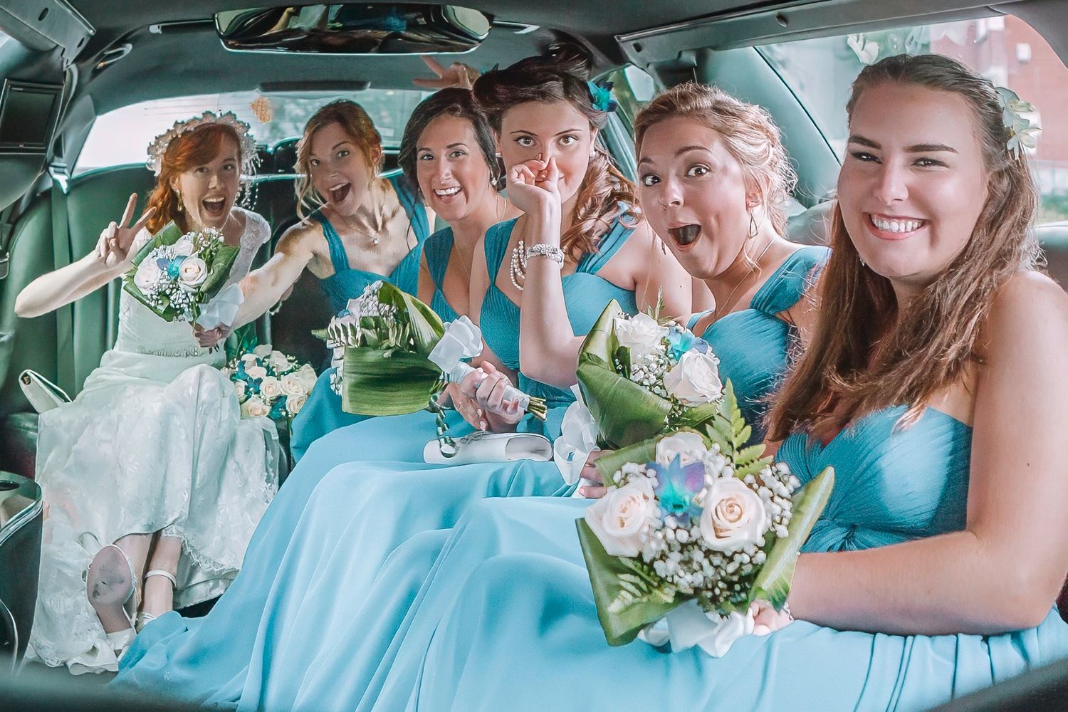 Photographie de mariage par Mathieu Breton : Jessica et ses demoiselles d’honneur dans une limousine.
