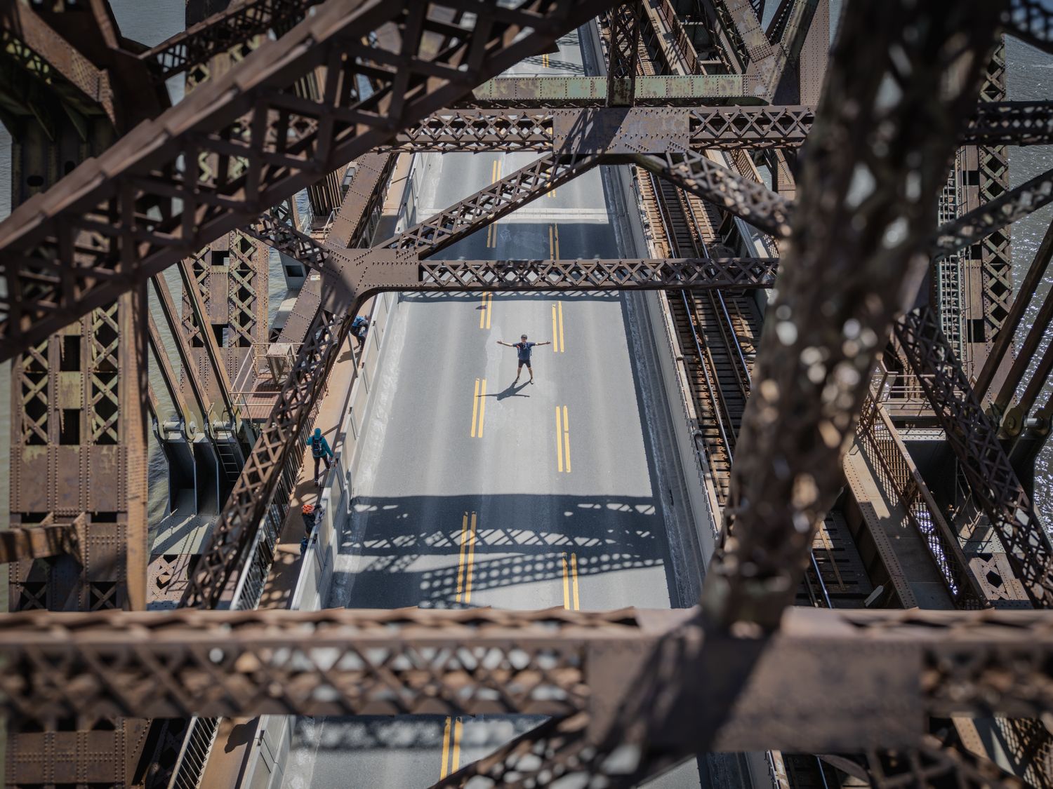 Photographie urbaine prise par drone par le photographe Mathieu Breton, piste cyclable sous une structure métallique de pont.