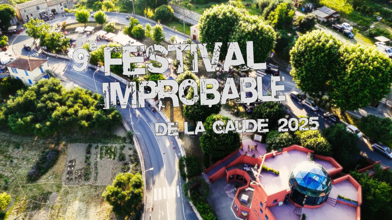 Vue aérienne du Festival Improbable de La Gaude 2025, photo par le photographe Mathieu Breton.