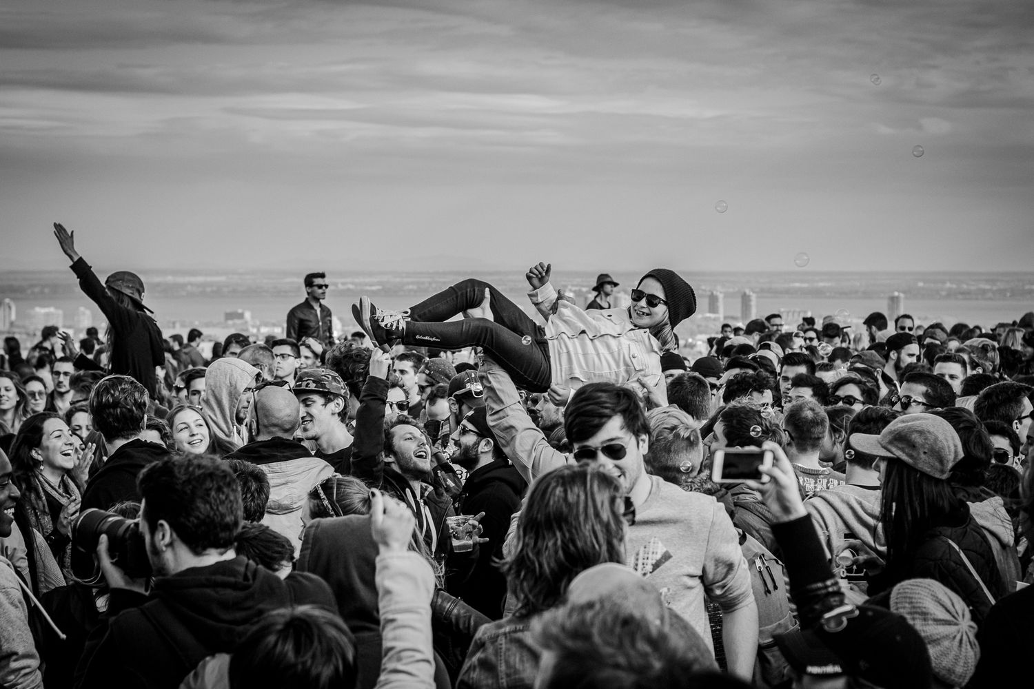 Photographie noir et blanc d’une foule réunie au Mont-Royal, prise par le photographe Mathieu Breton.