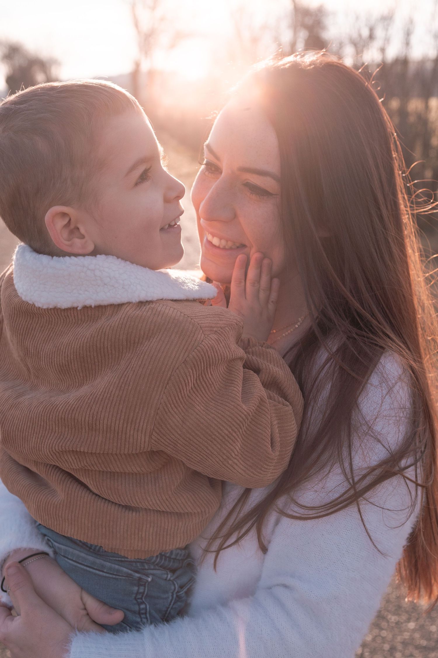 Photographe en Aveyron – Grossesse, naissance, famille, boudoir & portraits. 📸 Séances à Rignac, Rodez, Villefranche-de-Rouergue.