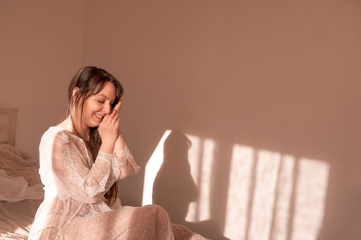 Portrait sensible d’une jeune maman en post-partum avec son bébé ou bambin, valorisation du lien mère/enfant dans le réel, l’émotion
