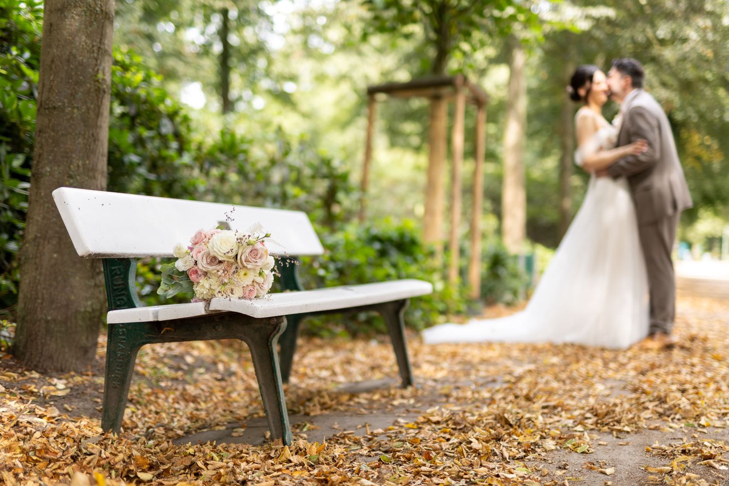 Bürgerpark Bremen Hochzeit Brautpaar Bank spätsommer