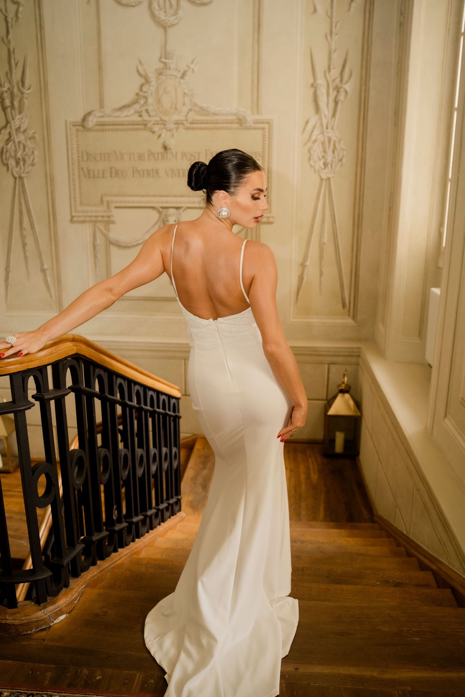 Panna młoda przy balustradzie w eleganckim wnętrzu