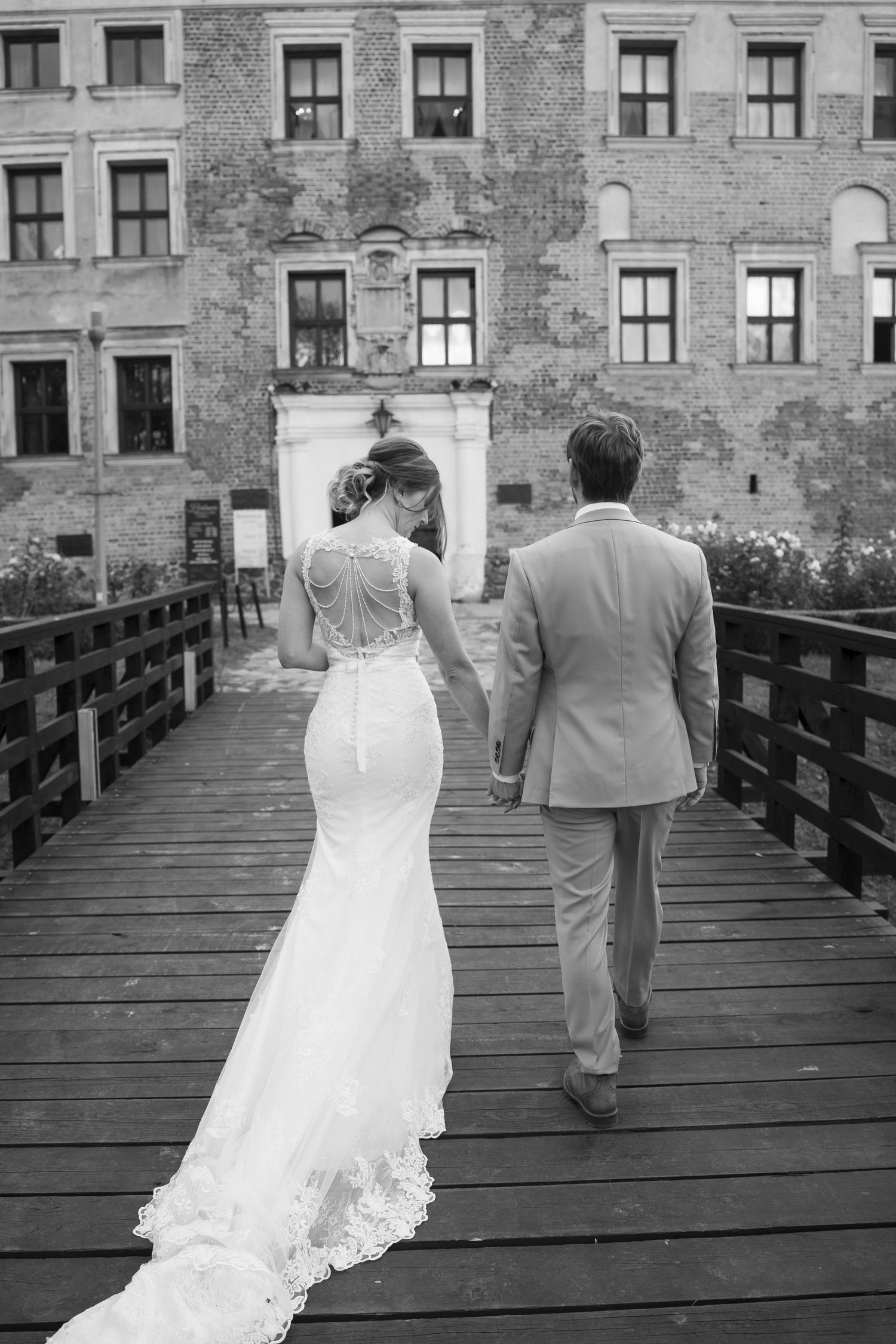 Para młoda idąca przez miejski most w czarno-białej fotografii
