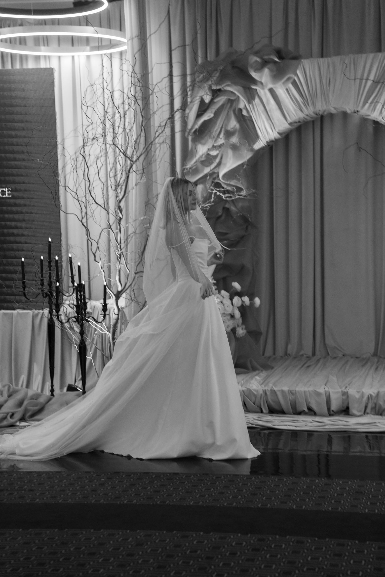 Panna młoda w eleganckim wnętrzu w czarno-białej fotografii ślubnej