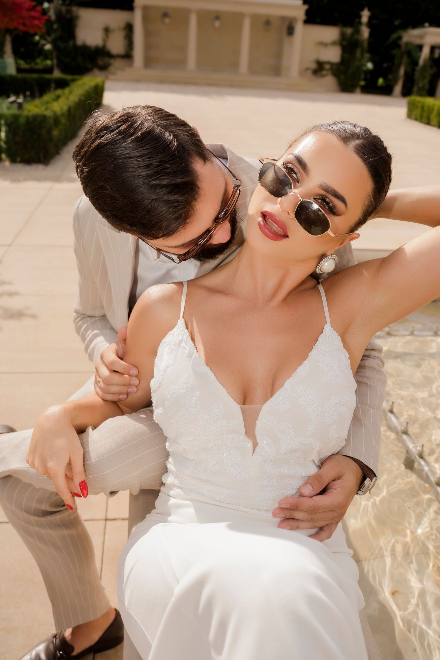 Romantyczny portret pary podczas plenerowej sesji ślubnej