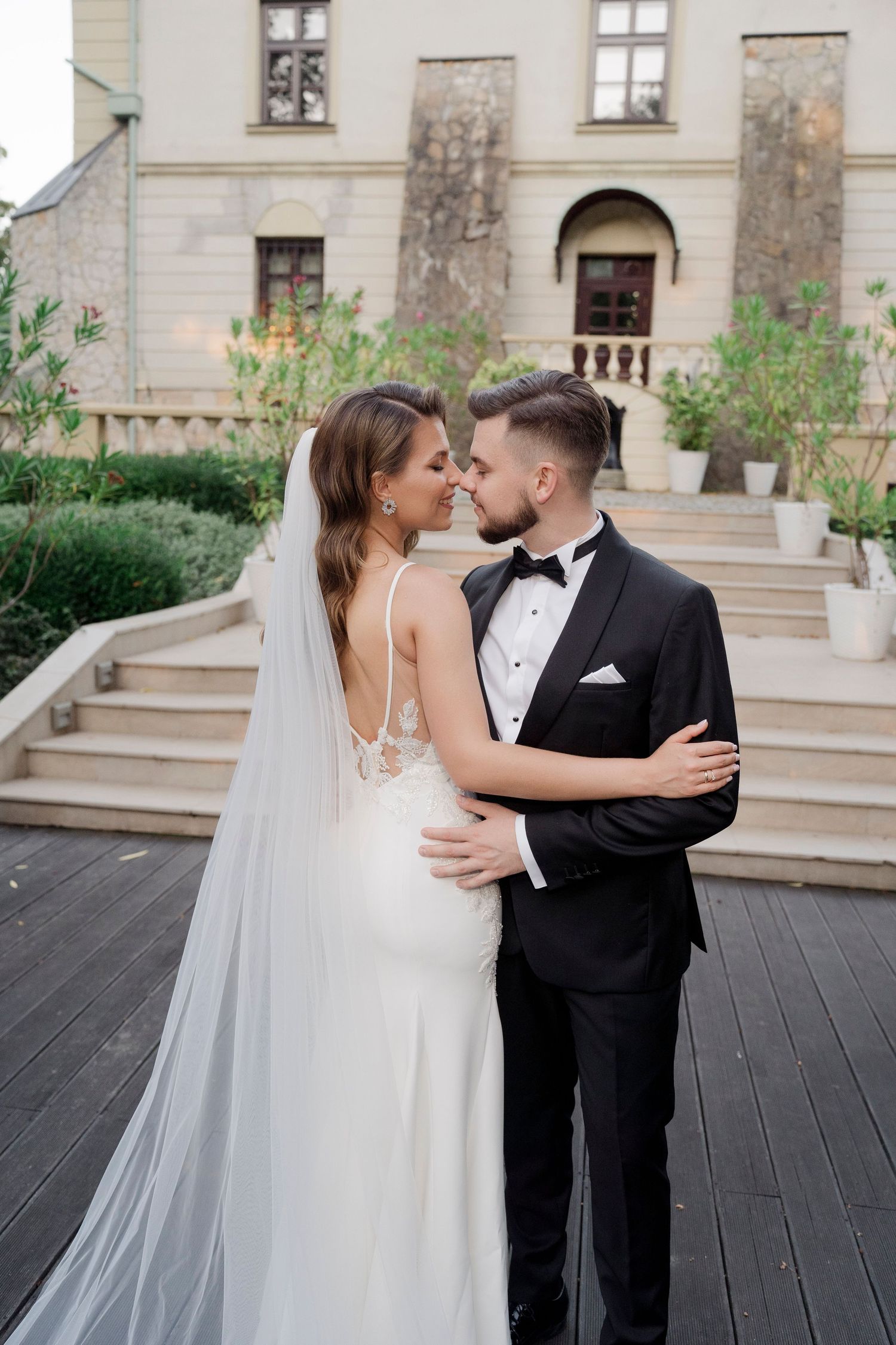Portret pary młodej przed eleganckim budynkiem
