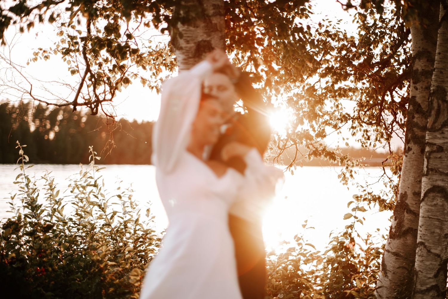 Bröllopsfotograf – dansar tillsammans i motljus