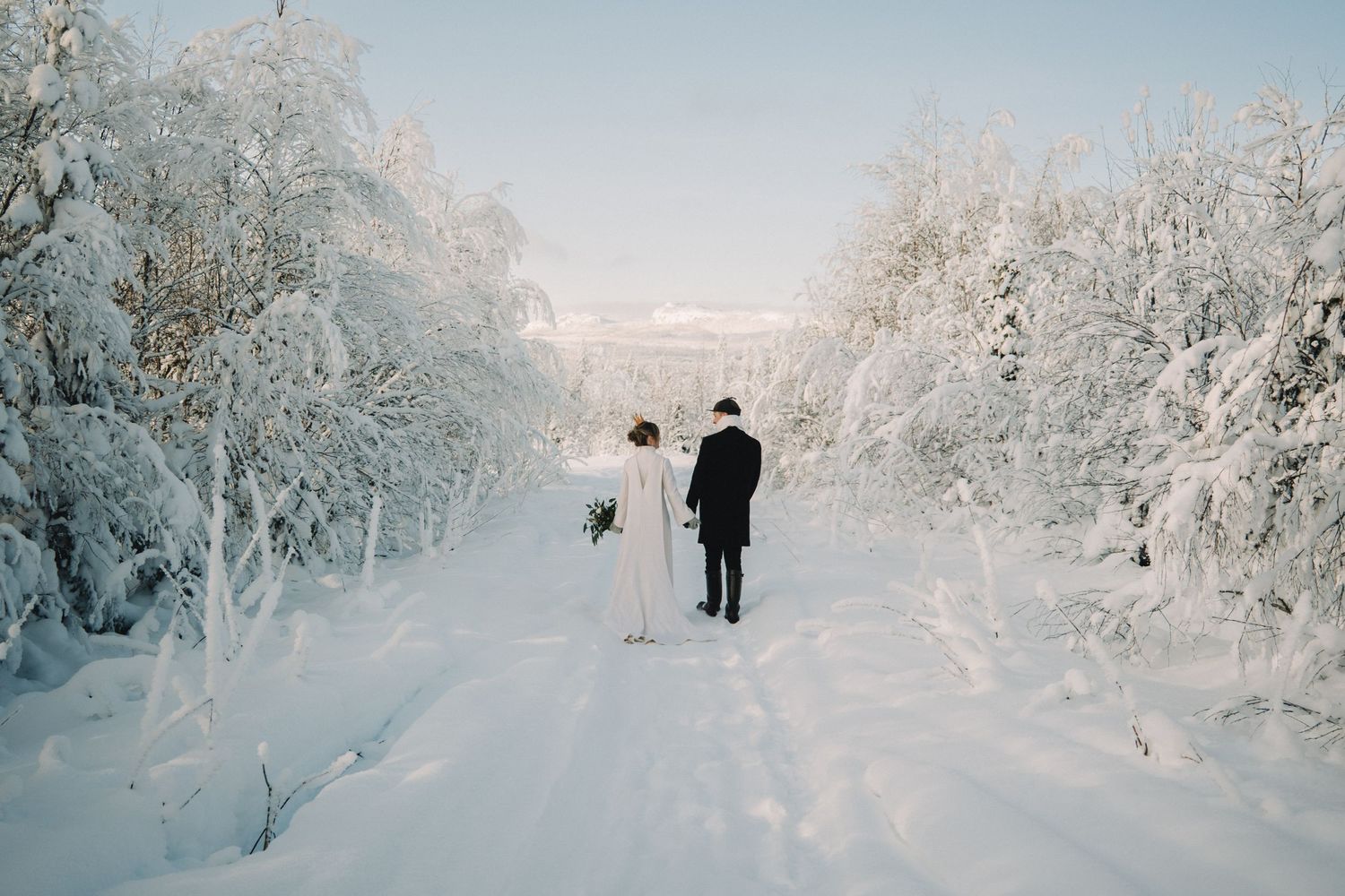 Brud och brudgum under vigsel utomhus vid Stora Brännån i Jämtland