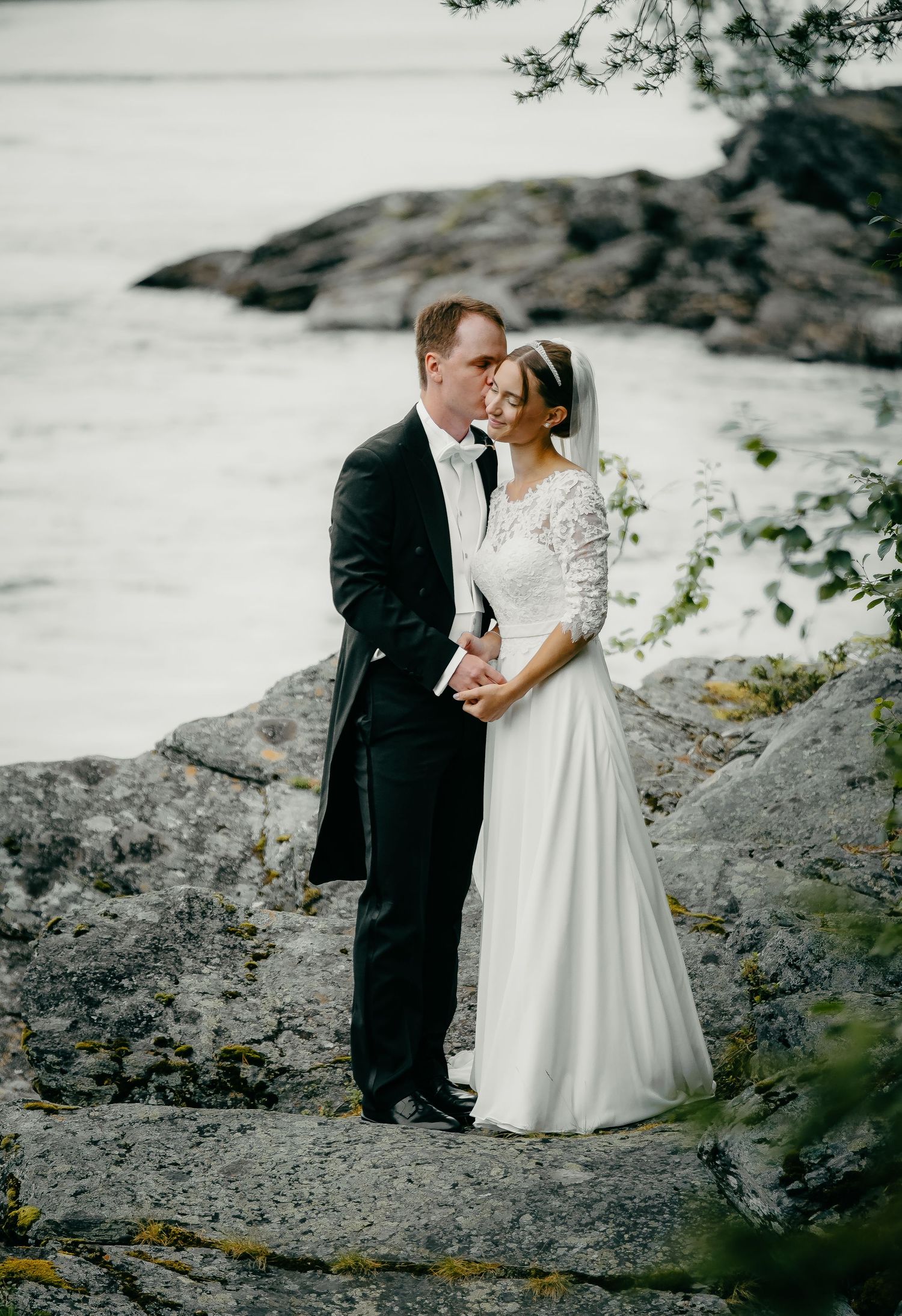Bröllopsfotograf –  – händer som håller varandra under vigsel i Jämtland