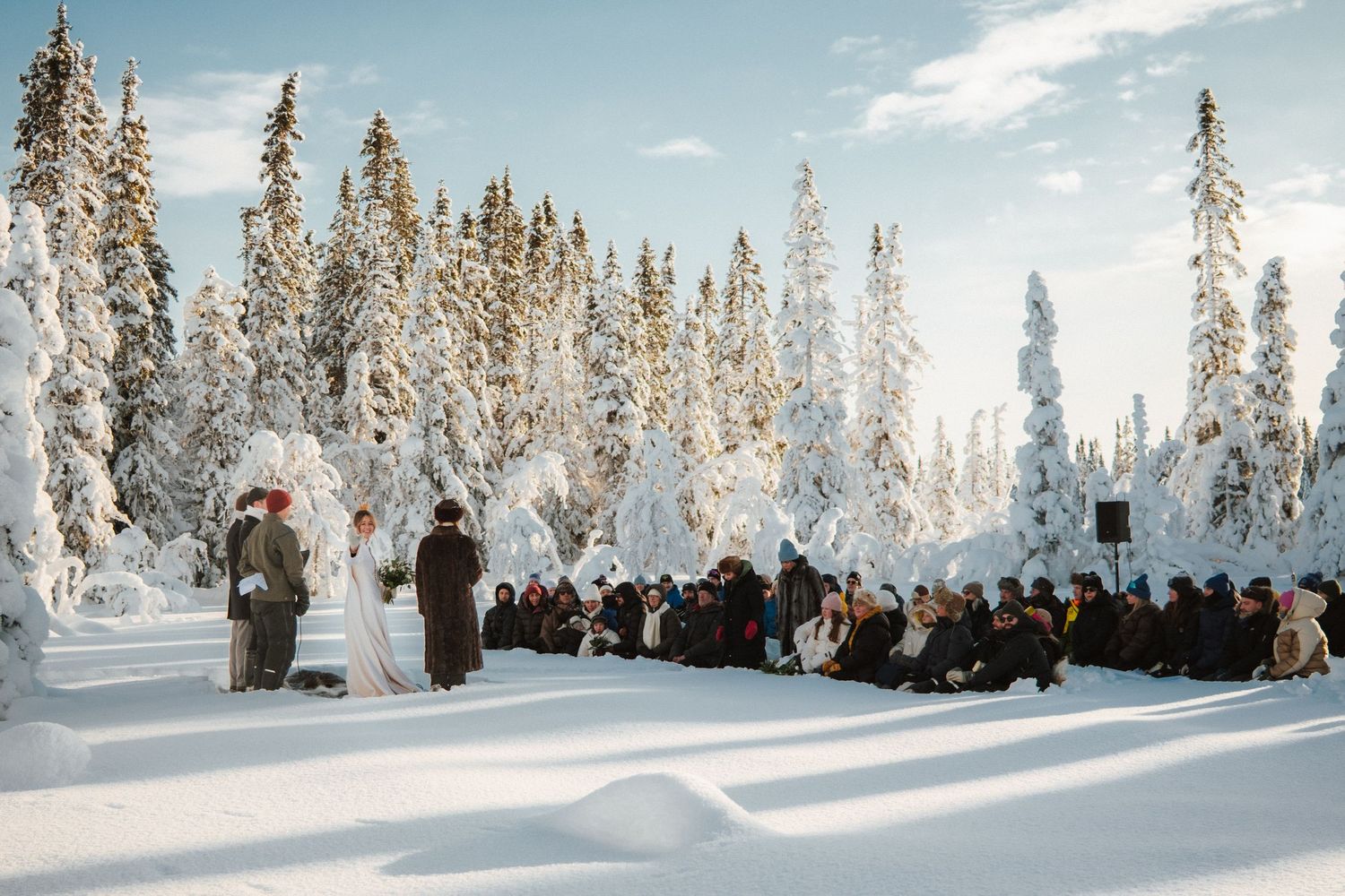 Brud och brudgum under vigsel utomhus vid Stora Brännån i Jämtland