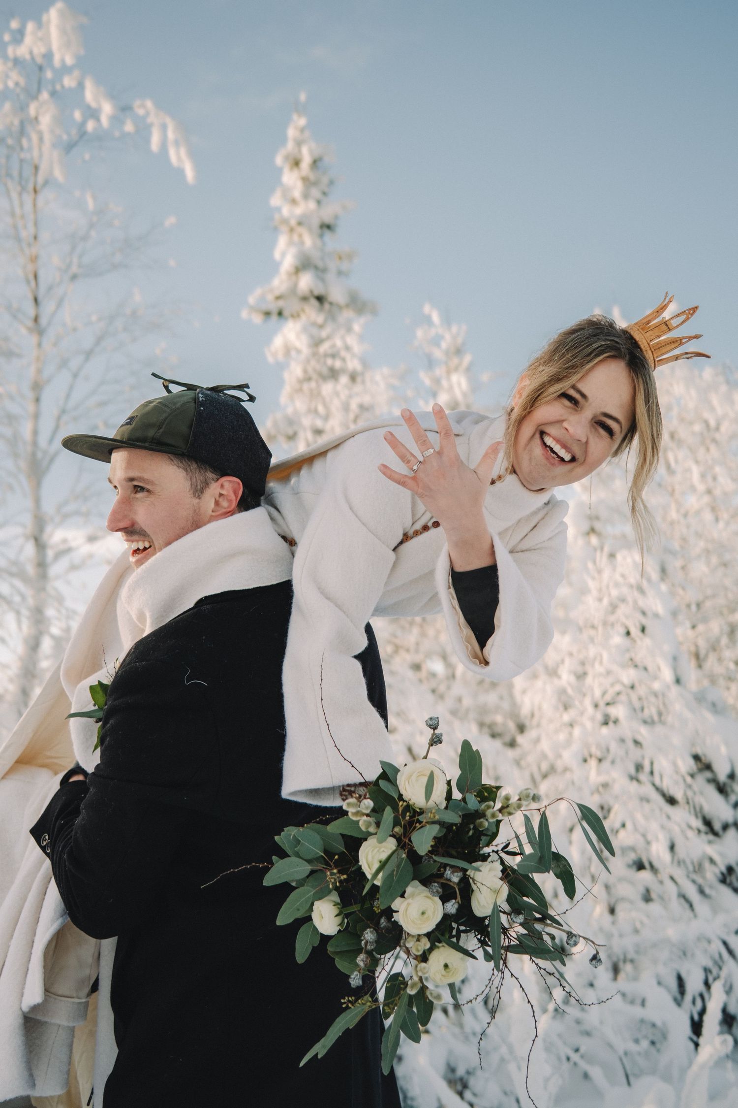 Brud och brudgum under vigsel utomhus vid Stora Brännån i Jämtland