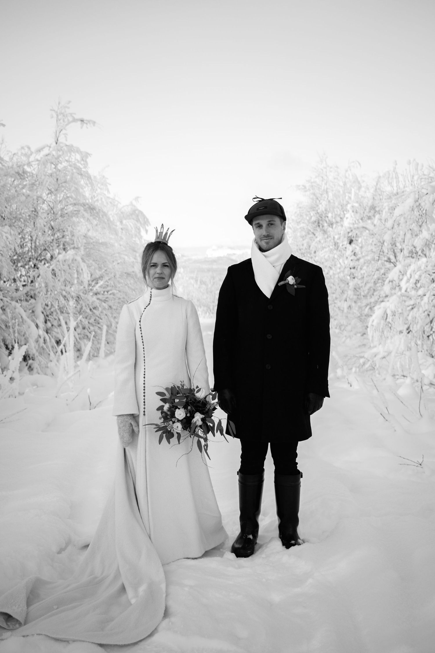 Brud och brudgum under vigsel utomhus vid Stora Brännån i Jämtland