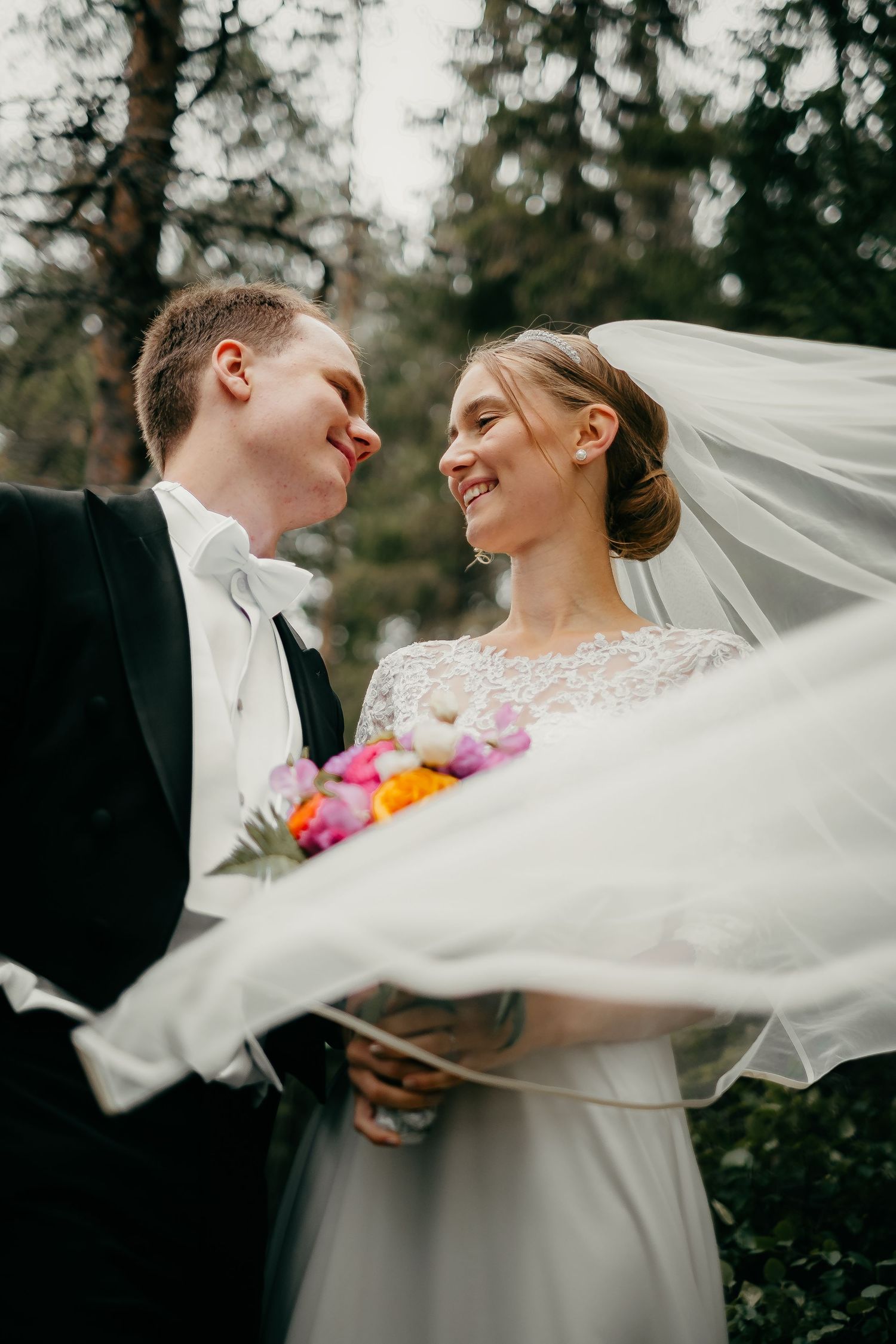 Bröllopsfotograf - bröllopspar i skogen svepande slöja