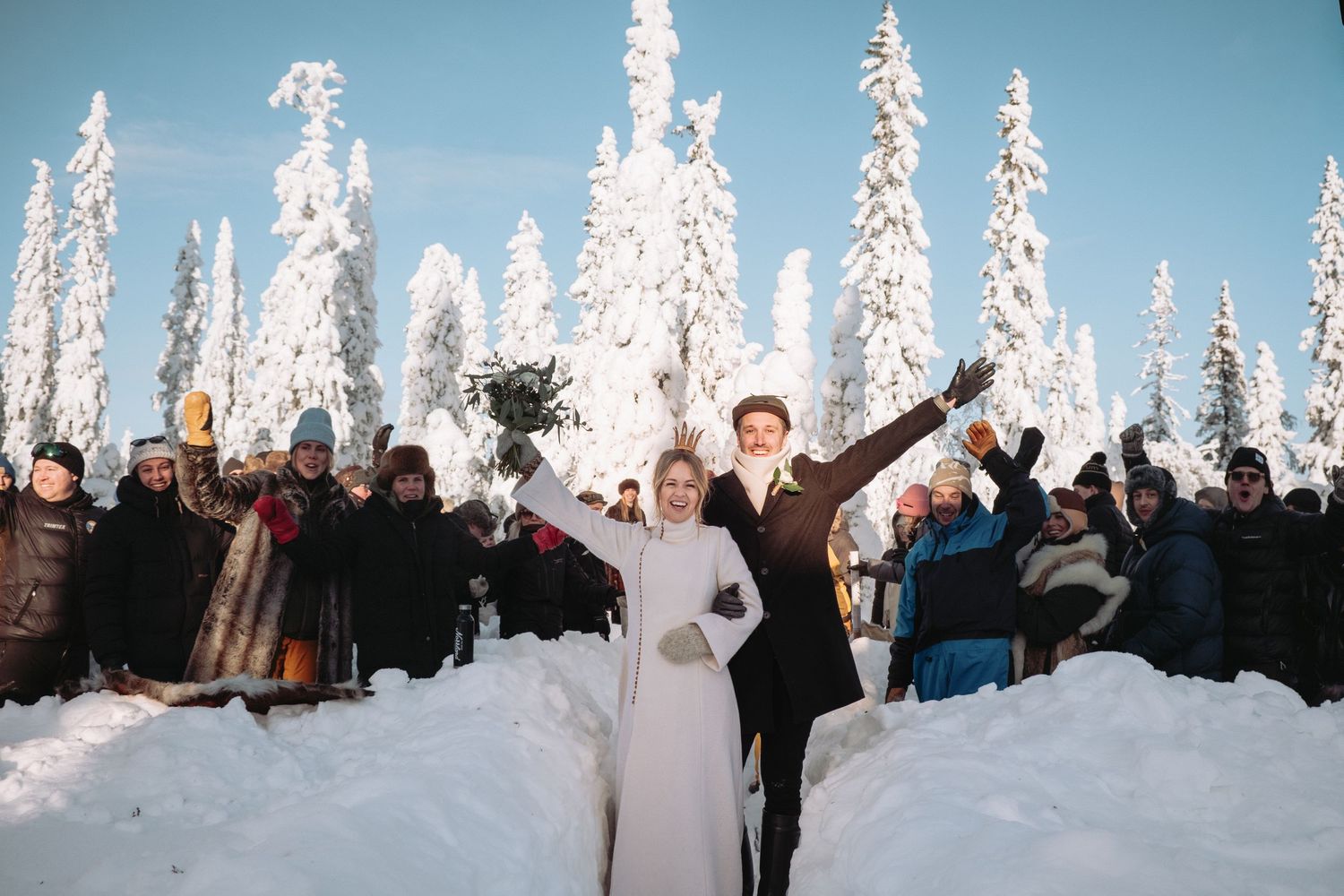Brud och brudgum under vigsel utomhus vid Stora Brännån i Jämtland