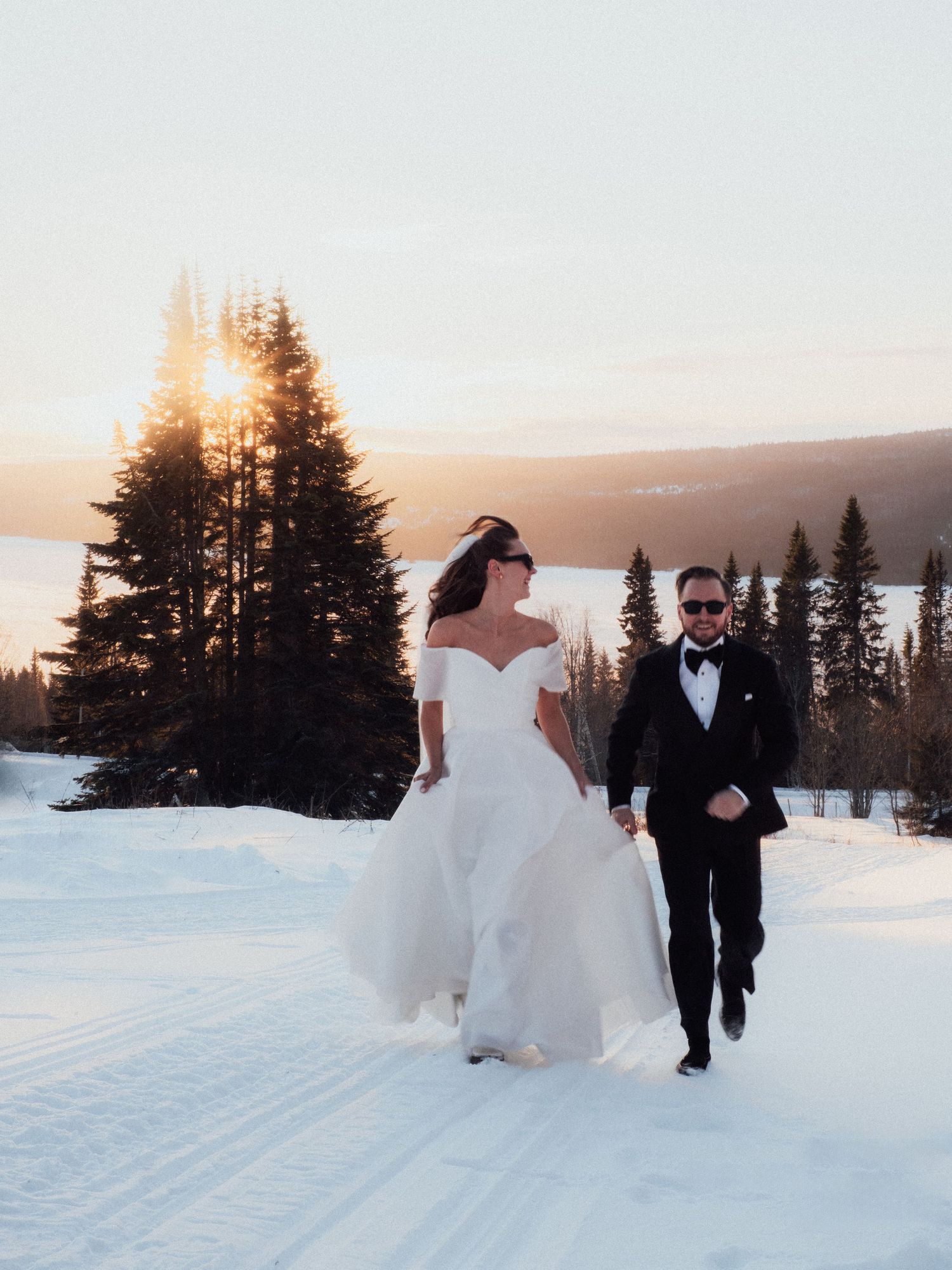 Bröllop vid Åkersjön i Jämtland under bröllopsfotografering