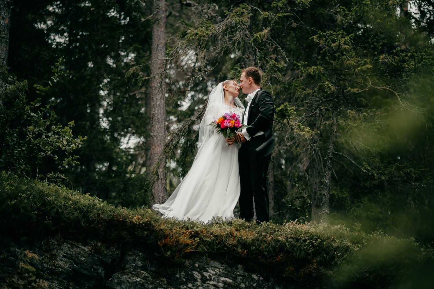 Bröllopsfotograf –  – händer som håller varandra under vigsel i Jämtland