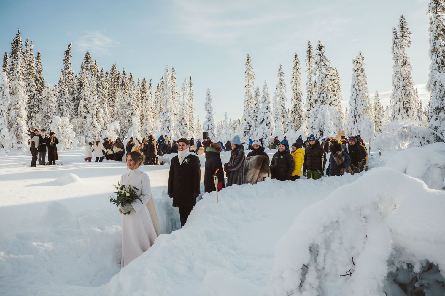 Brud och brudgum under vigsel utomhus vid Stora Brännån i Jämtland
