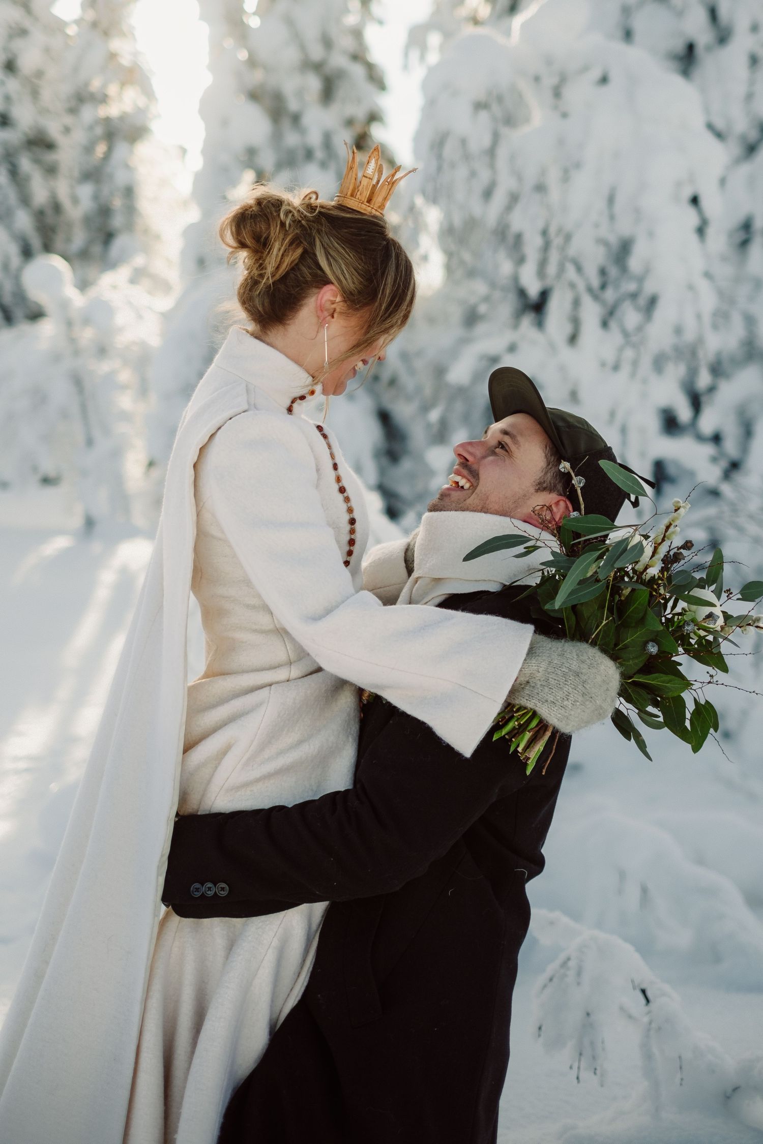 Brud och brudgum under vigsel utomhus vid Stora Brännån i Jämtland