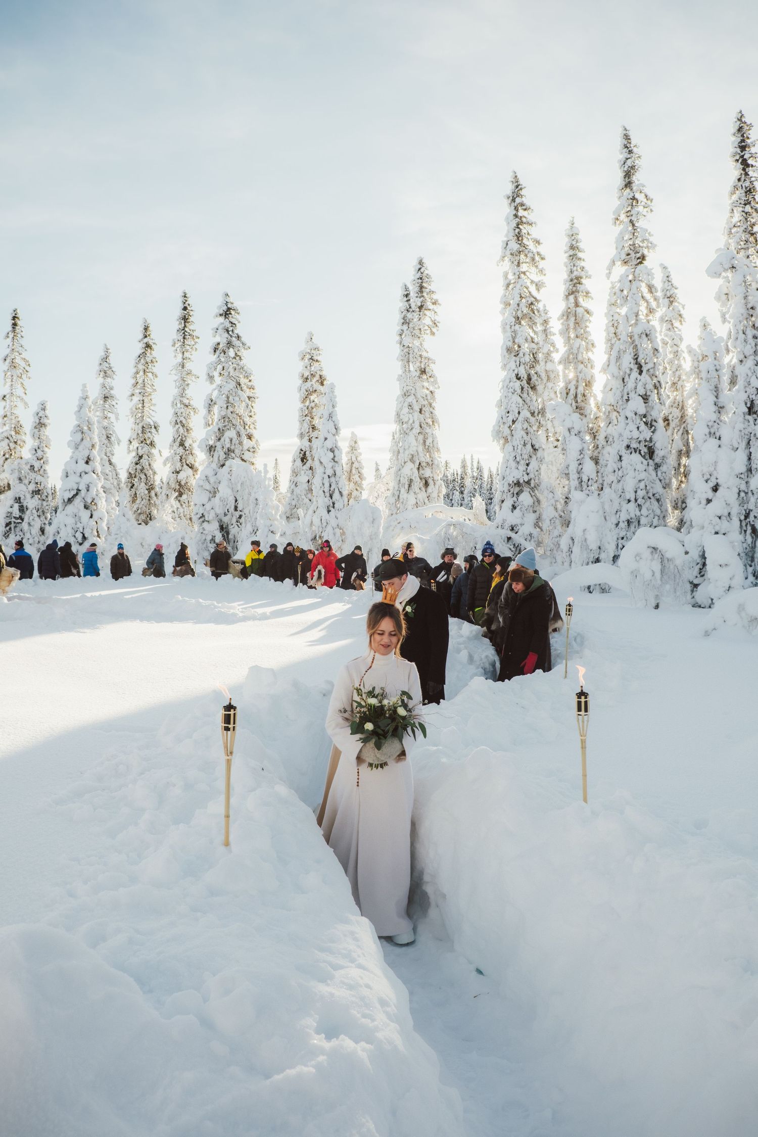 Brud och brudgum under vigsel utomhus vid Stora Brännån i Jämtland