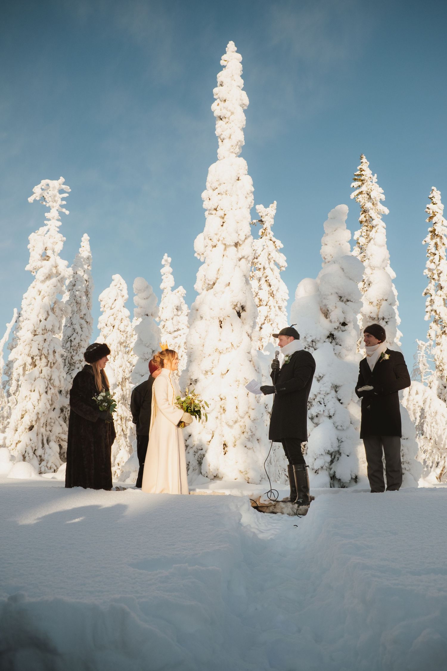 Brud och brudgum under vigsel utomhus vid Stora Brännån i Jämtland