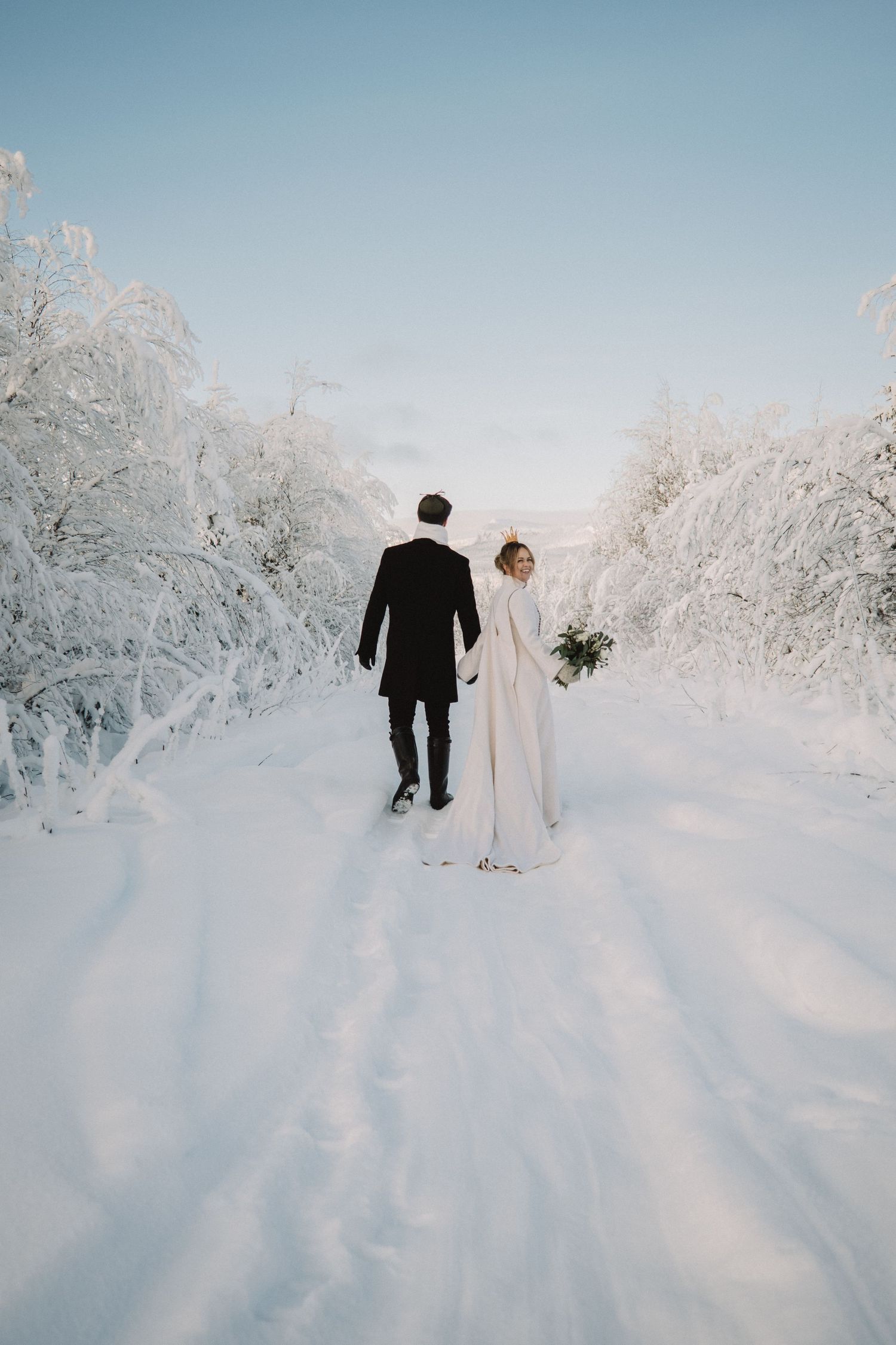 Brud och brudgum under vigsel utomhus vid Stora Brännån i Jämtland