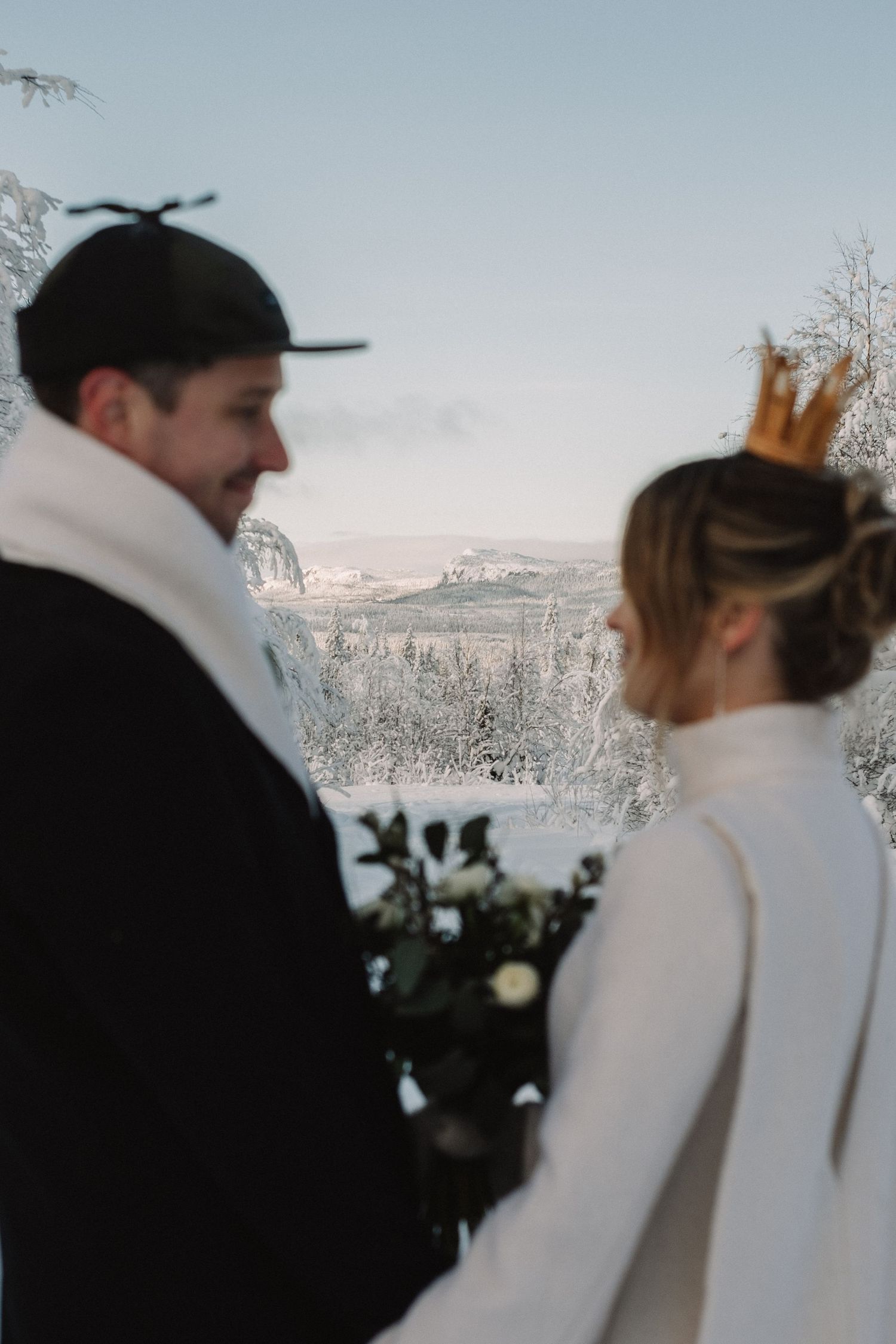 Brud och brudgum under vigsel utomhus vid Stora Brännån i Jämtland