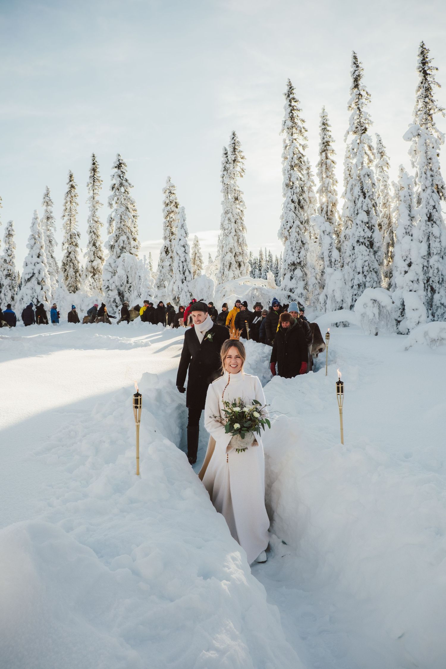 Brud och brudgum under vigsel utomhus vid Stora Brännån i Jämtland