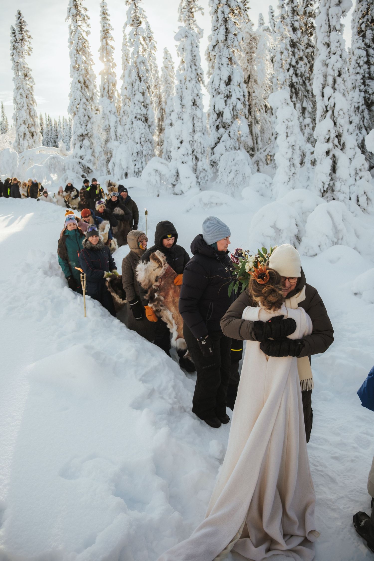 Brud och brudgum under vigsel utomhus vid Stora Brännån i Jämtland