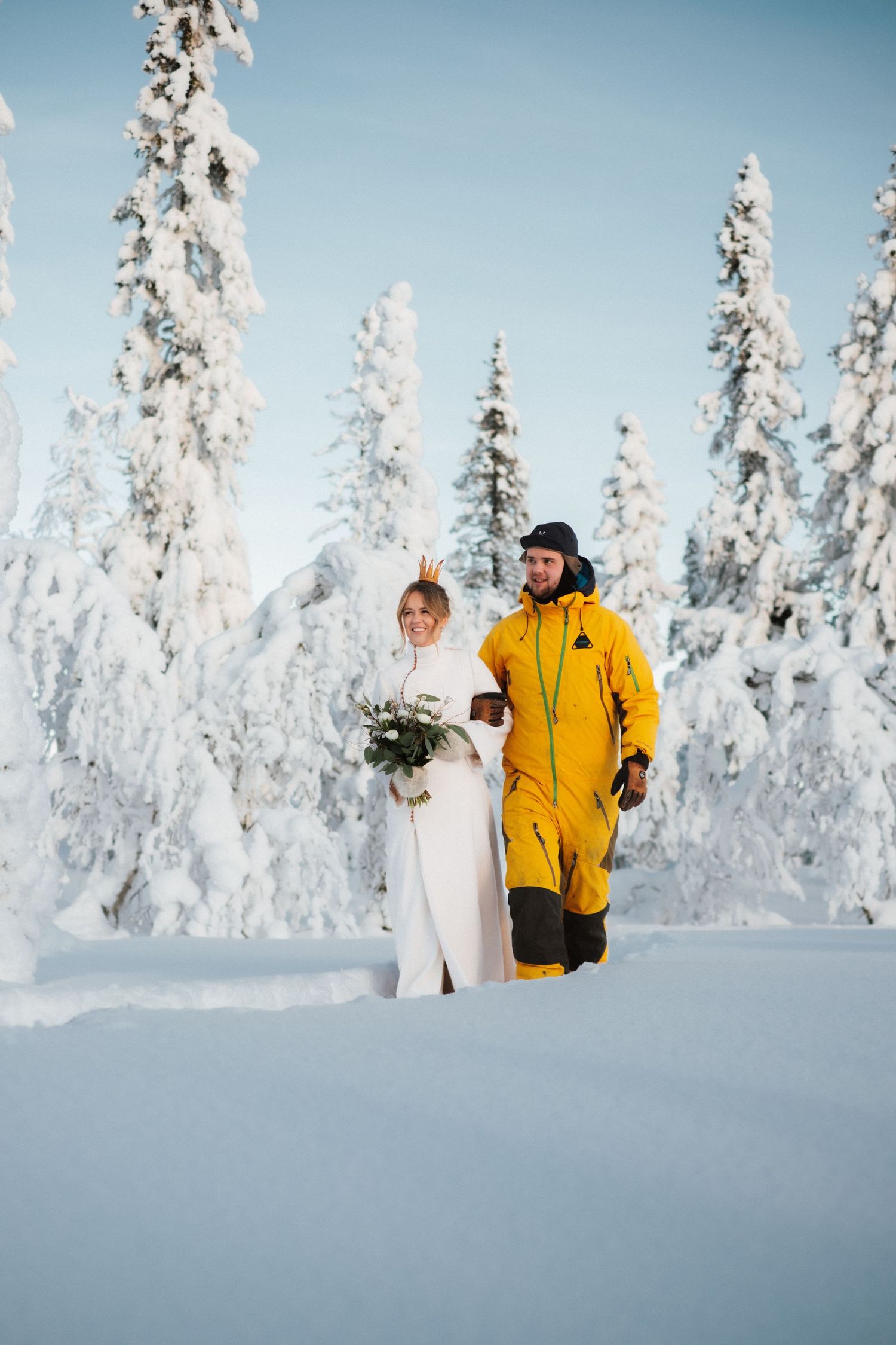 Porträtt av brudpar i fjällnära miljö vid Stora Brännån, Jämtland