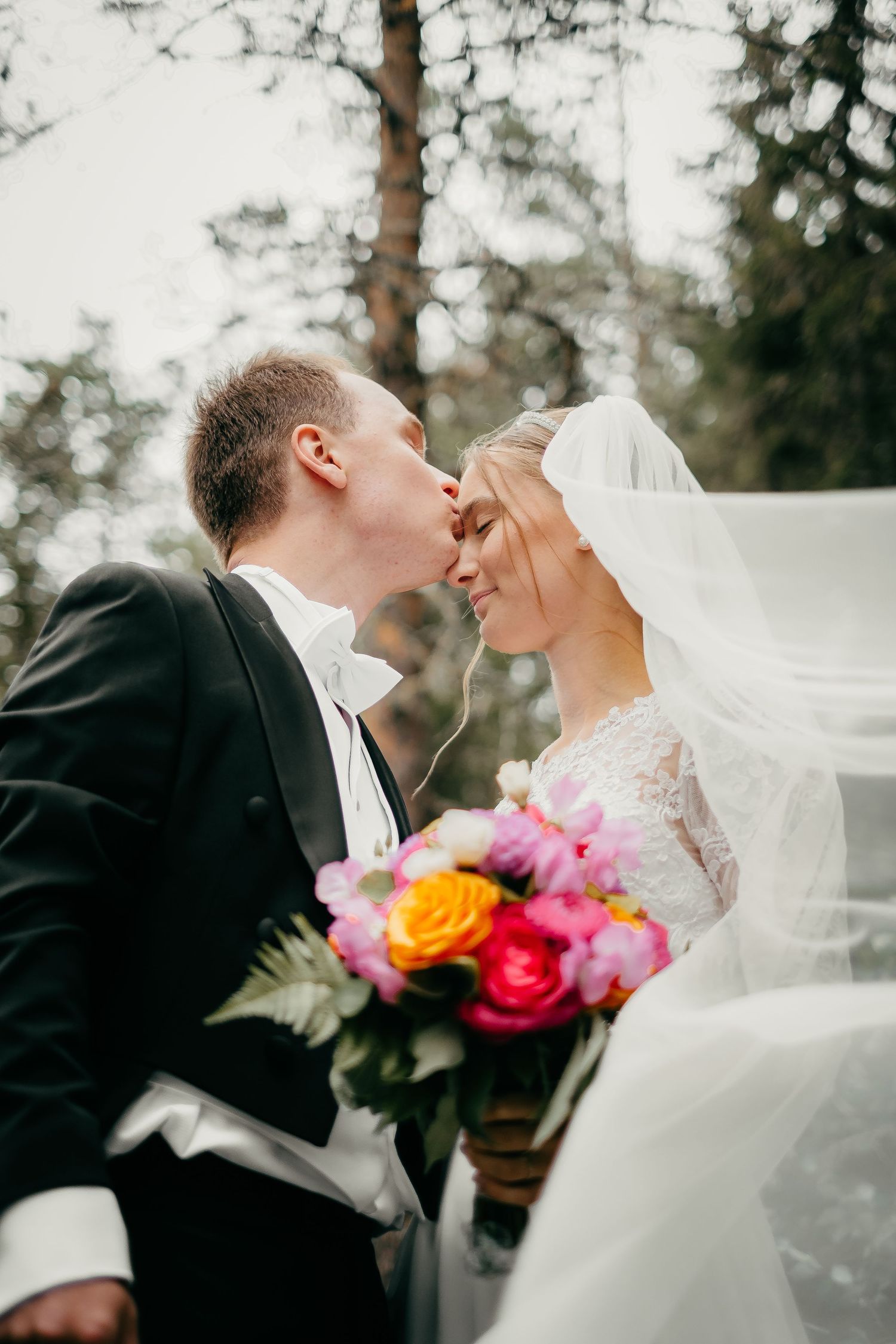 Bröllopsfotograf – kyss på pannan i naturen