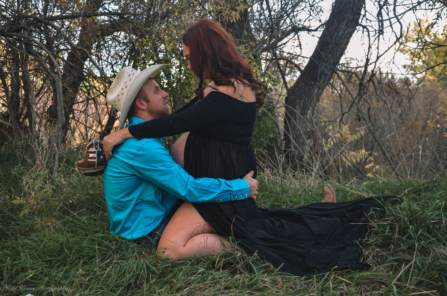 Angelina & Tannore sitting outdoors
Expectant couple sharing an intimate moment while sitting together in a grassy, wooded setting.