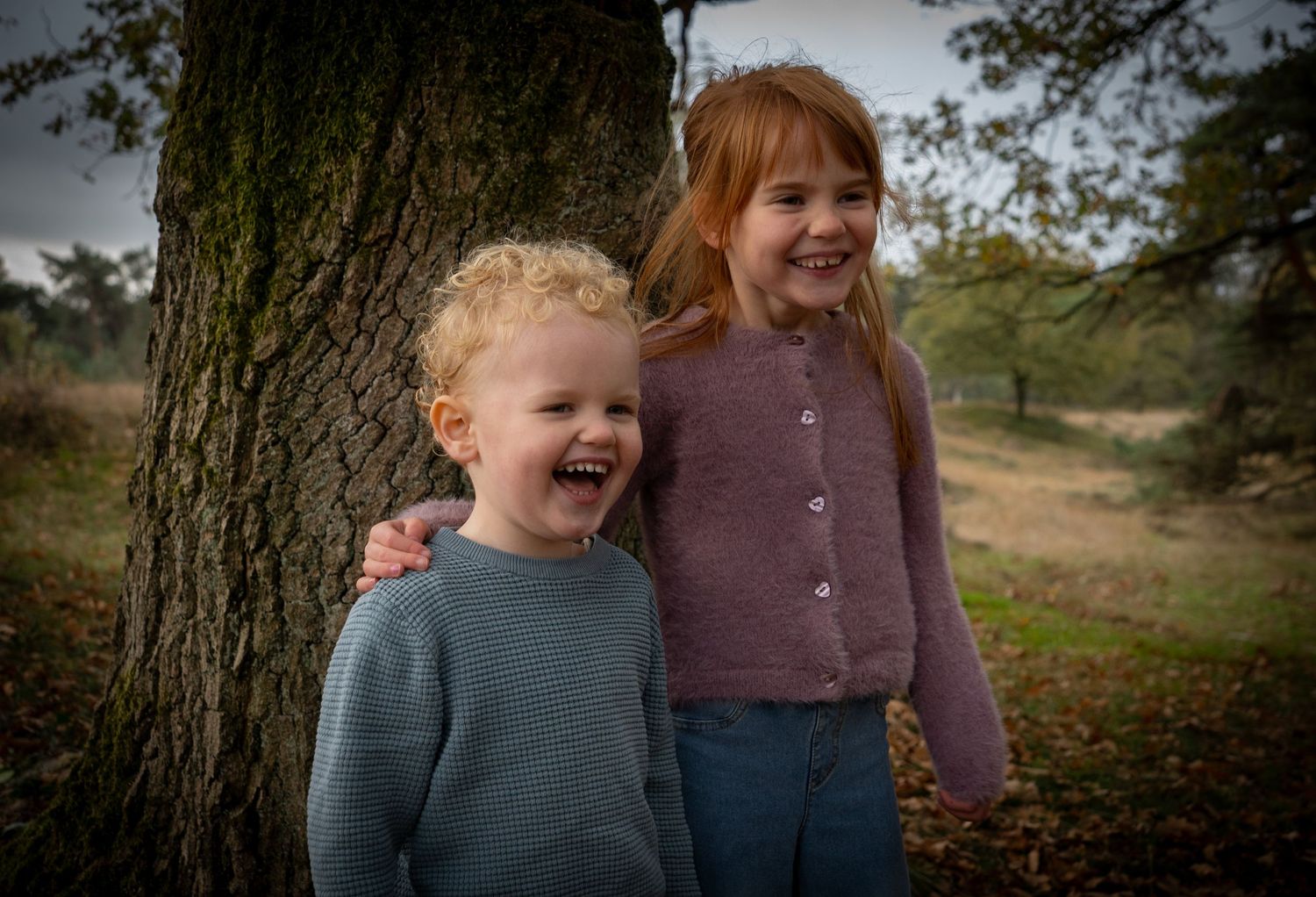 Candid family moments captured while walking through a wooded area. - omgeving Eindhoven, Den Bosch, Boxtel, Schijndel, Esch, Liempde, Best,