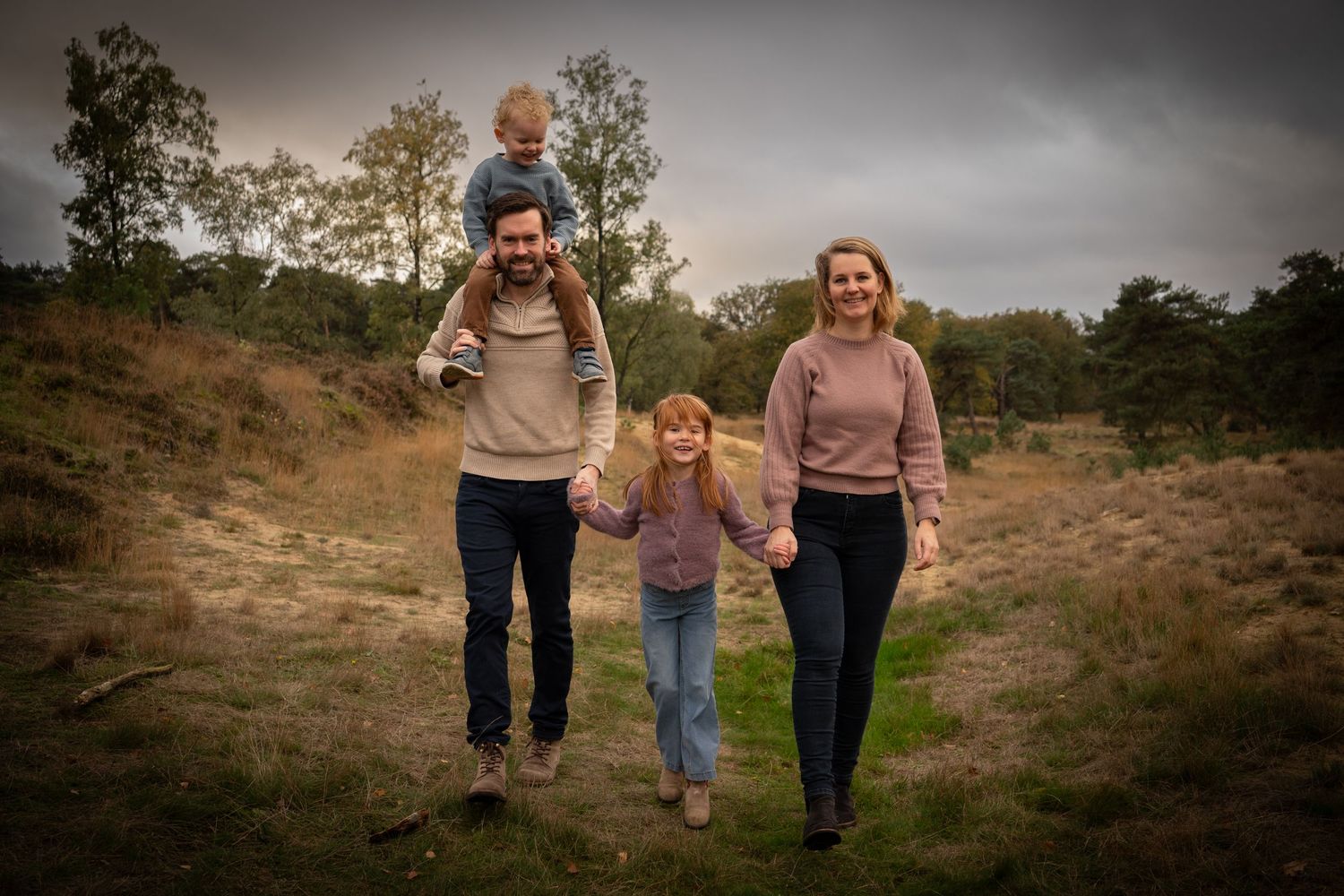 Family walking together on a nature trail during golden hour. - omgeving Eindhoven, Den Bosch, Boxtel, Schijndel, Esch, Liempde, Best, Rosma