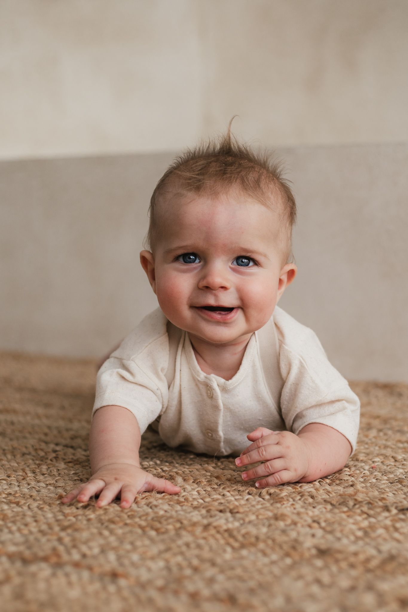 Een klein wondertje tijdens een liefdevolle newbornshoot in de studio, waarbij de eerste bijzondere momenten van jullie baby worden bewaard.