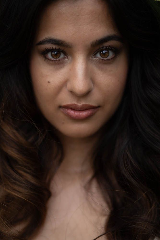 Persoonlijk portret van een klant tijdens een ontspannen fotoshoot, met natuurlijke en pure portretfotografie.