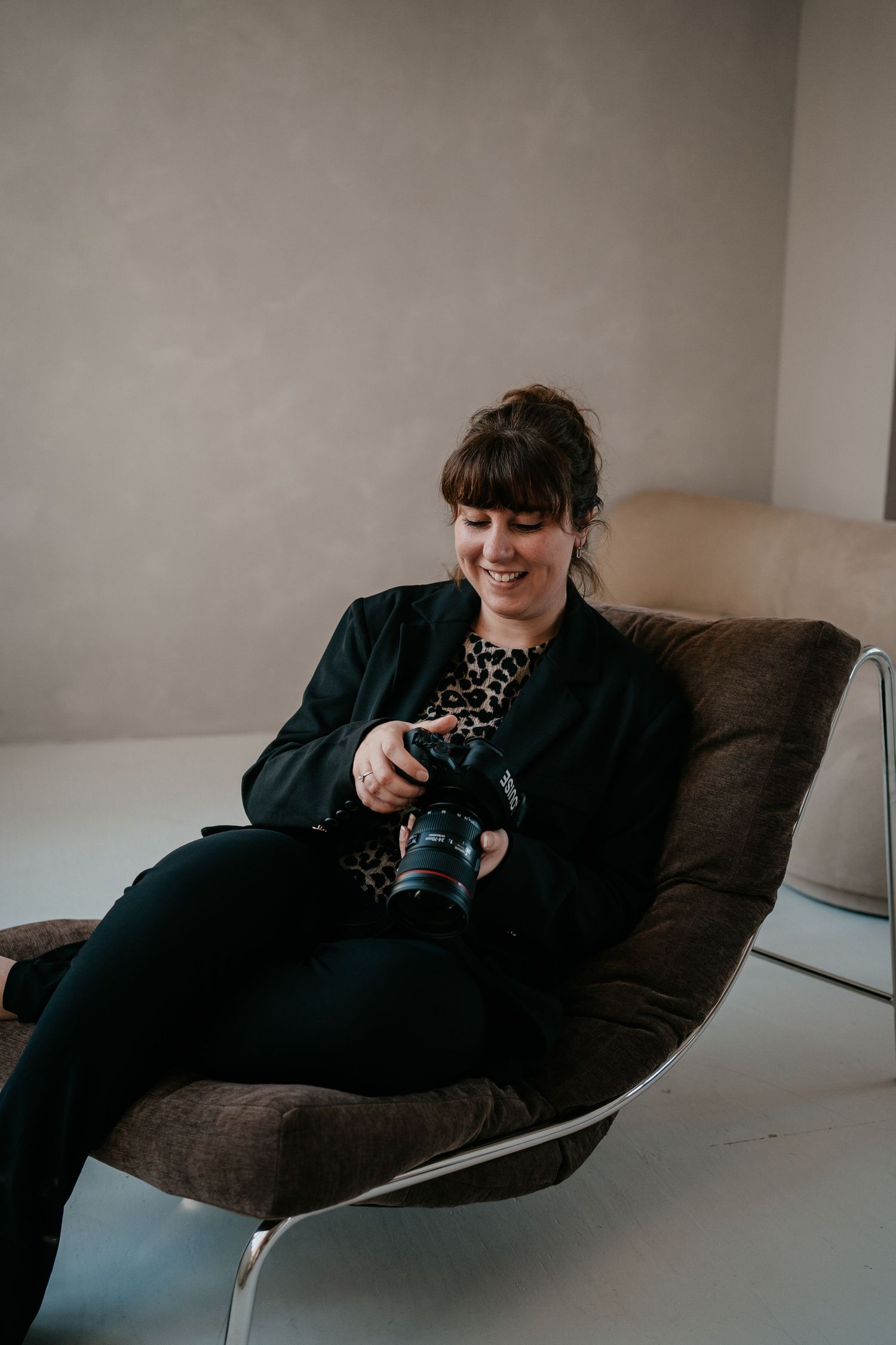 Portret van Donja Louise, fotograaf voor newborns, gezinnen en bijzondere momenten, met een liefde voor pure en tijdloze fotografie.