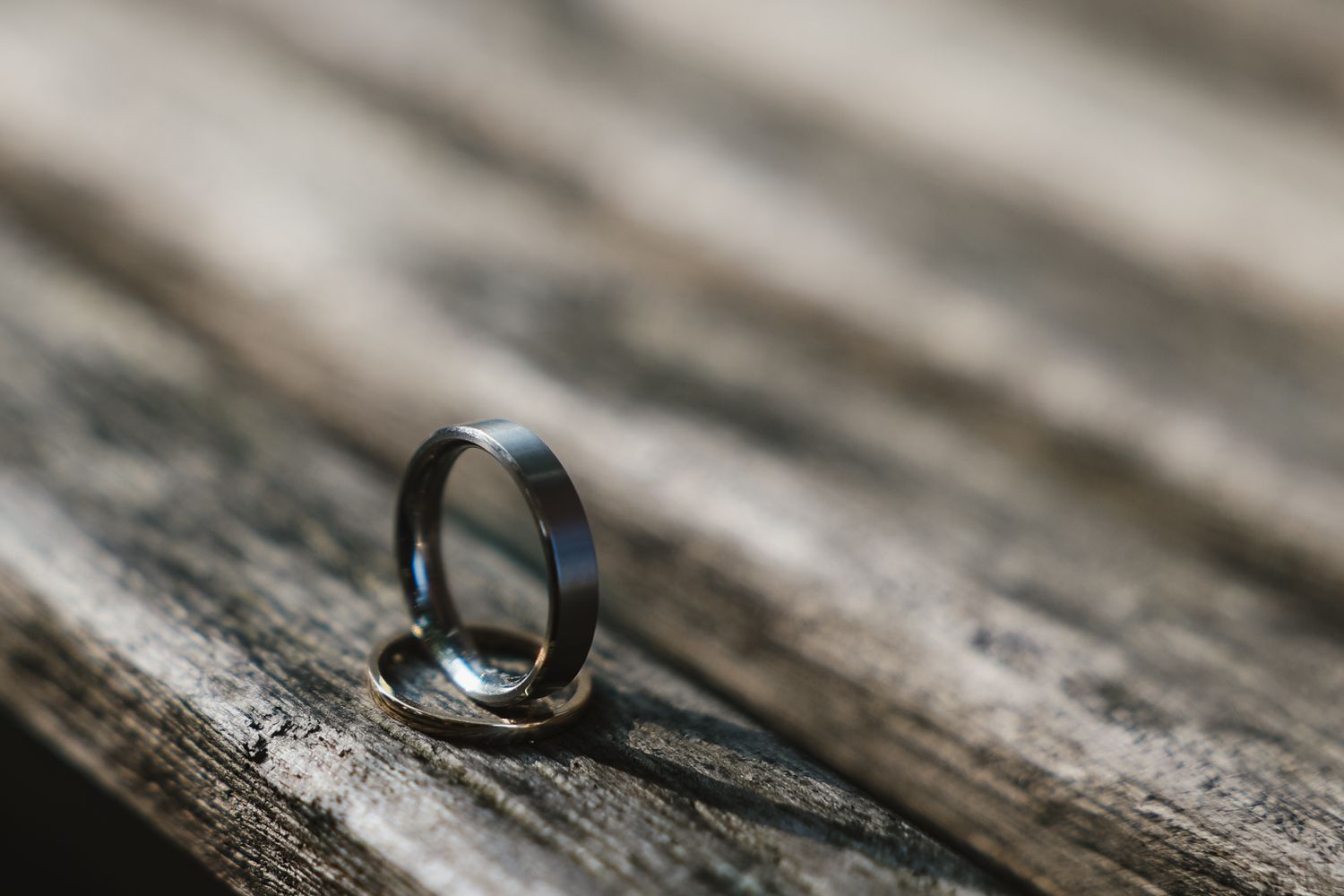 Twee trouwringen die het begin van een nieuw hoofdstuk symboliseren, een liefdevolle herinnering aan een bijzondere trouwdag.