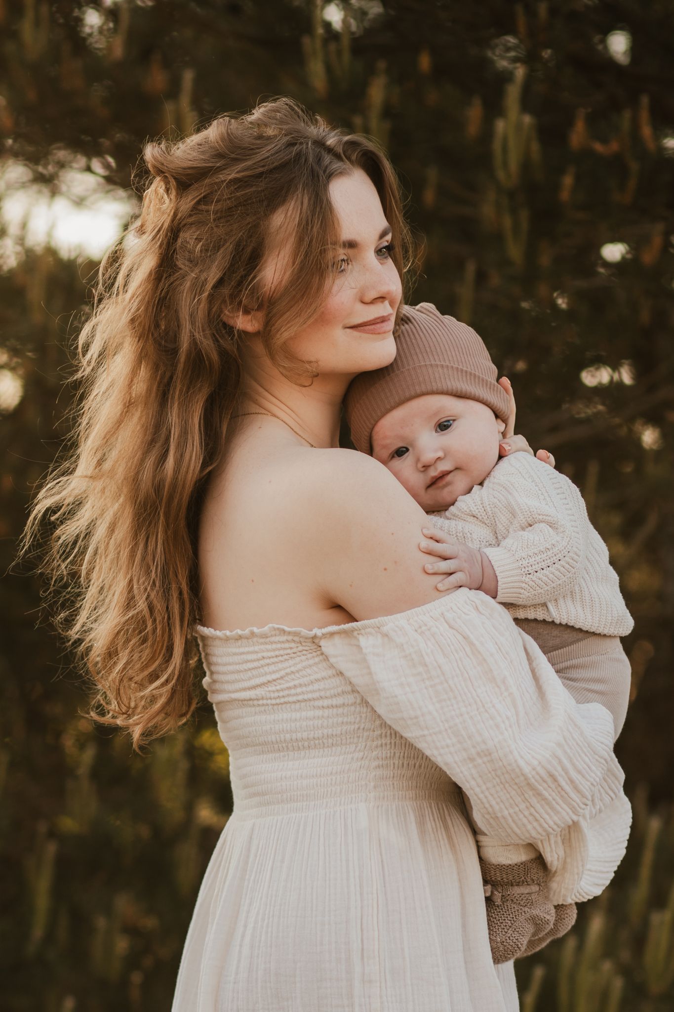 Een warm en intiem moment tussen moeder en baby bij het Wekeromse Zand, waar liefde en verbinding centraal staan.